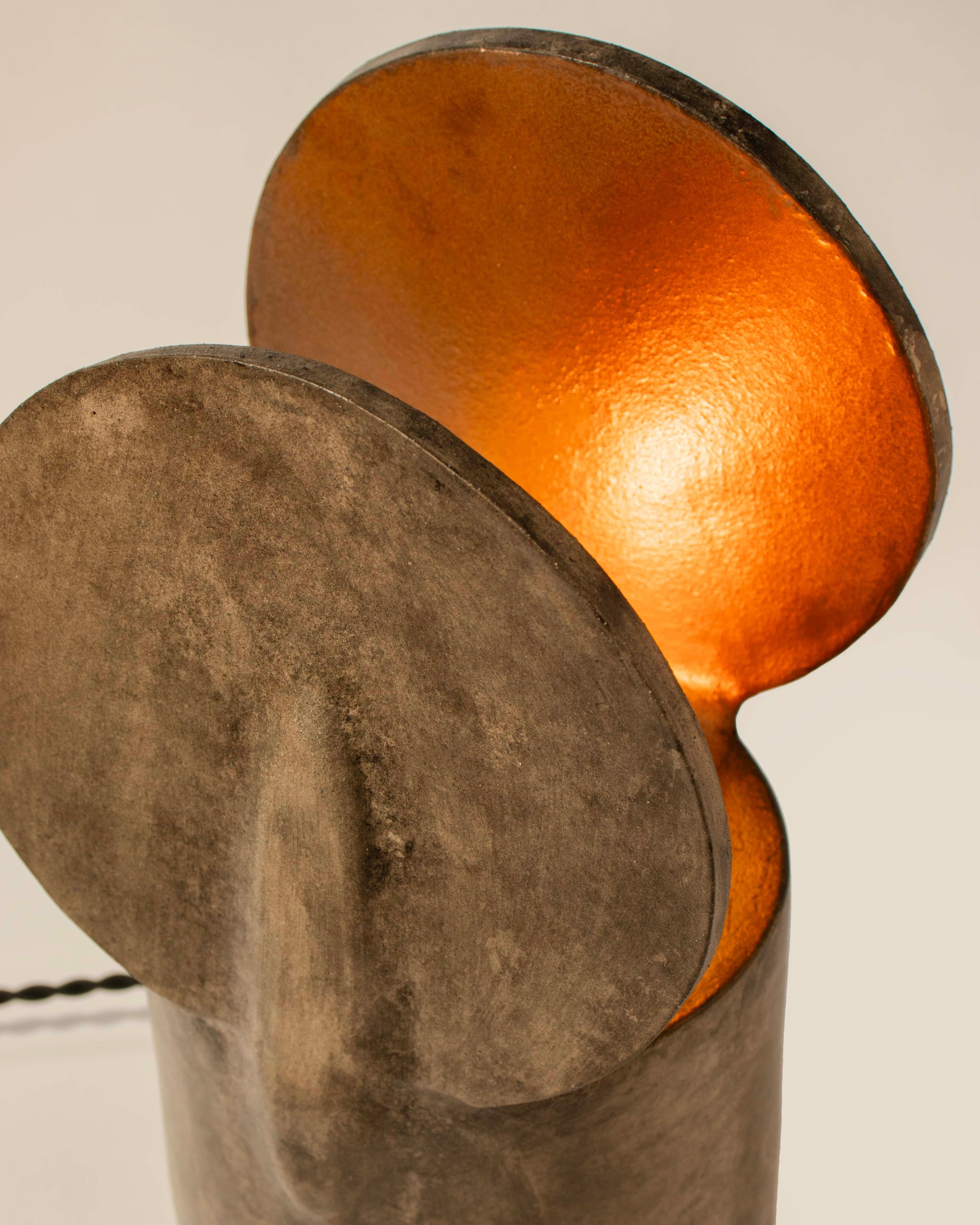 Americano Lampada da tavolo in ceramica brutalista, fatta a mano, Winglet Lamp di Streicher Goods in vendita