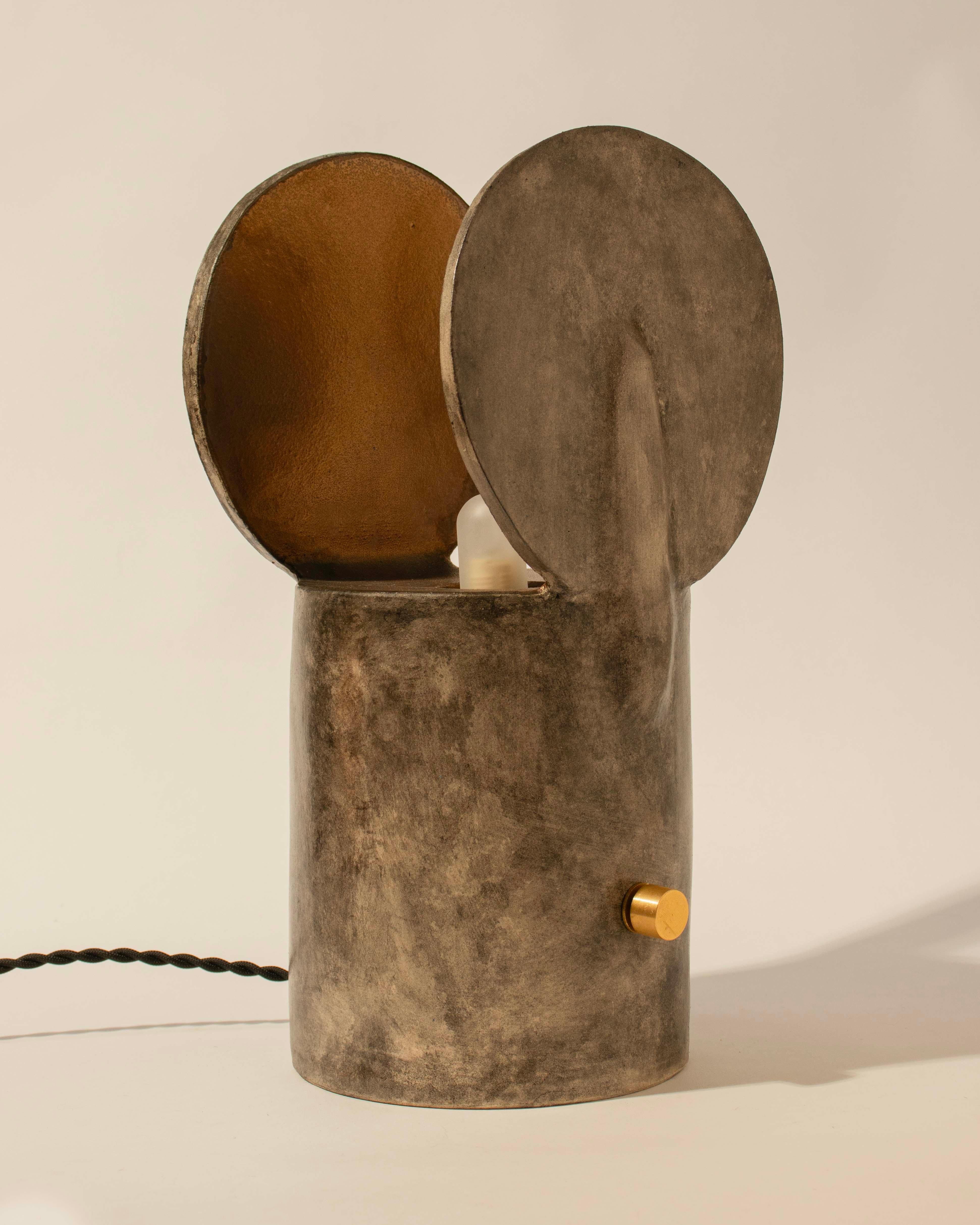 Smaltato Lampada da tavolo in ceramica brutalista, fatta a mano, Winglet Lamp di Streicher Goods in vendita