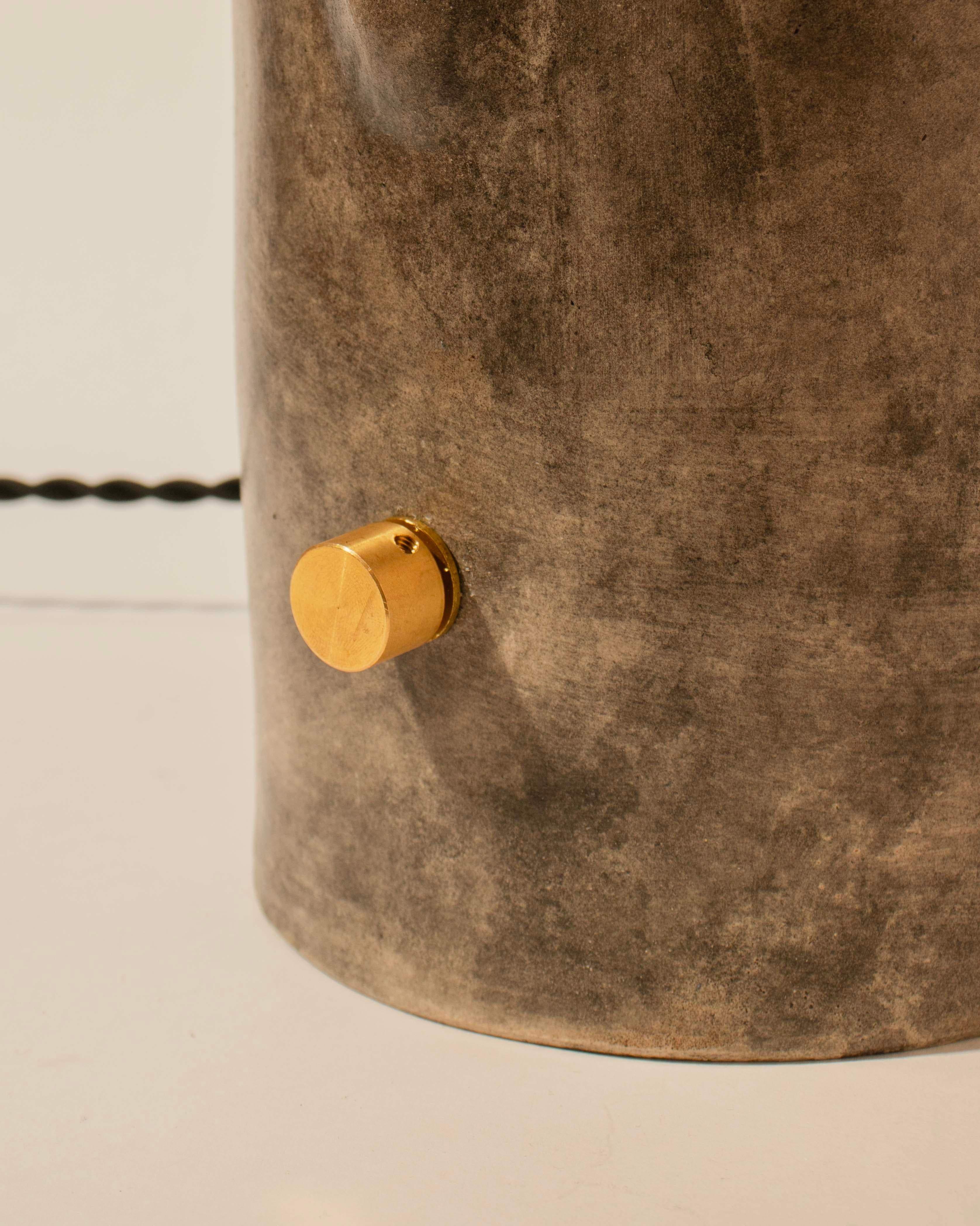 XXI secolo e contemporaneo Lampada da tavolo in ceramica brutalista, fatta a mano, Winglet Lamp di Streicher Goods in vendita