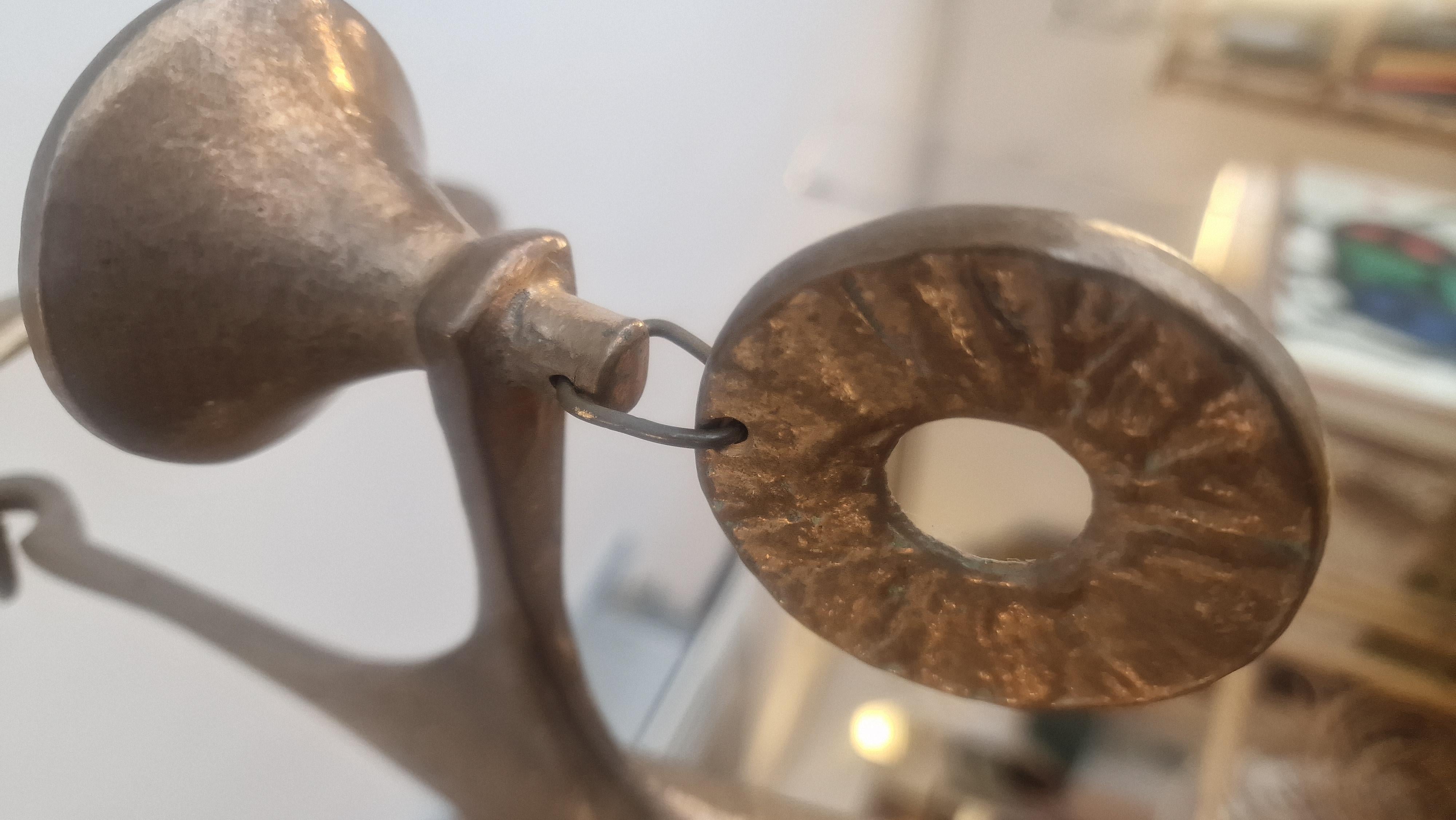 Brutalistische hängende Harjes Bronze Kerzenständer/ (20. Jahrhundert) im Angebot