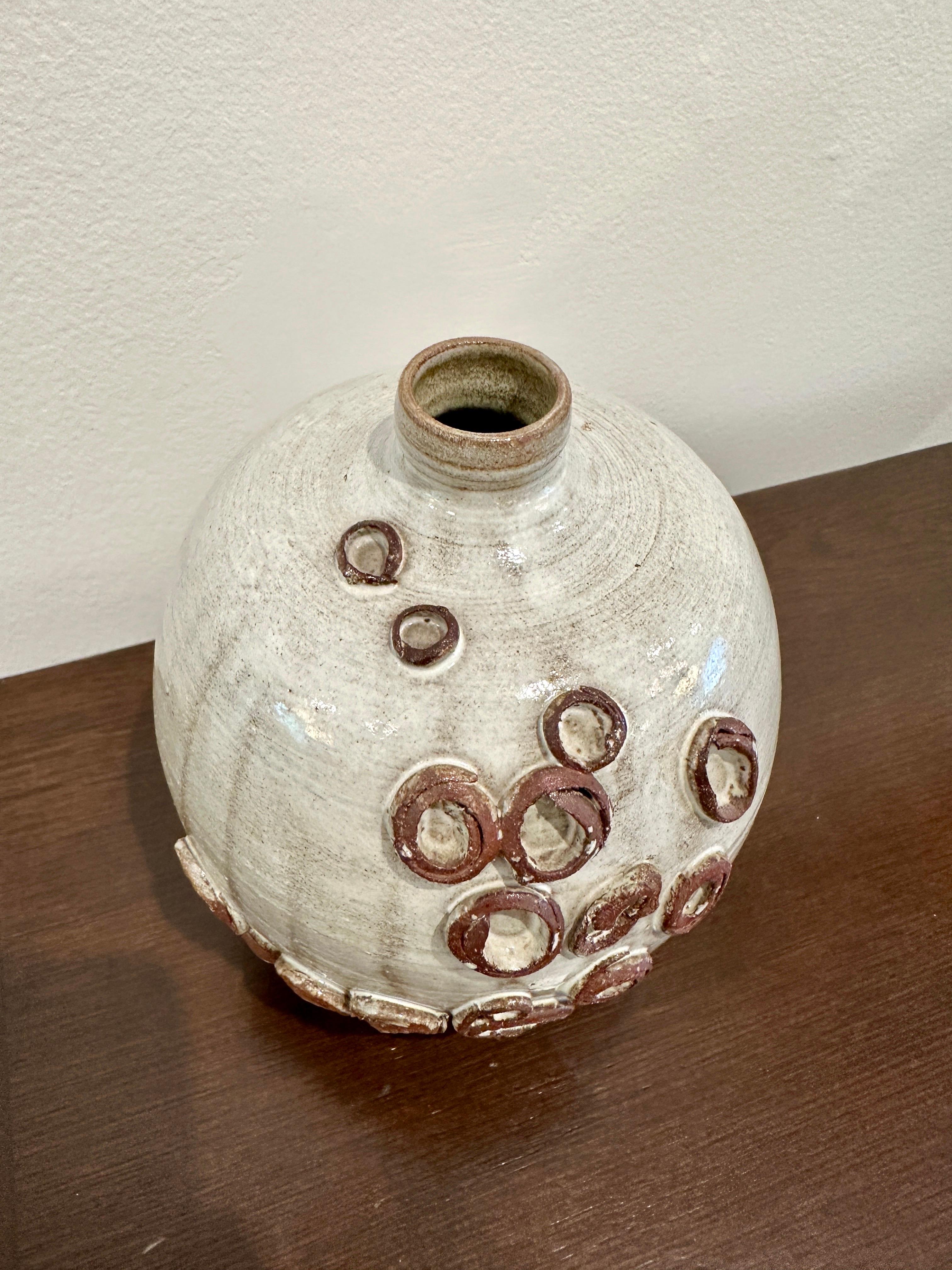 Si tratta di un meraviglioso vaso d'accento con anelli di terracotta a vista all'esterno.  Questo è pesante e importante - FIRMATO in basso.