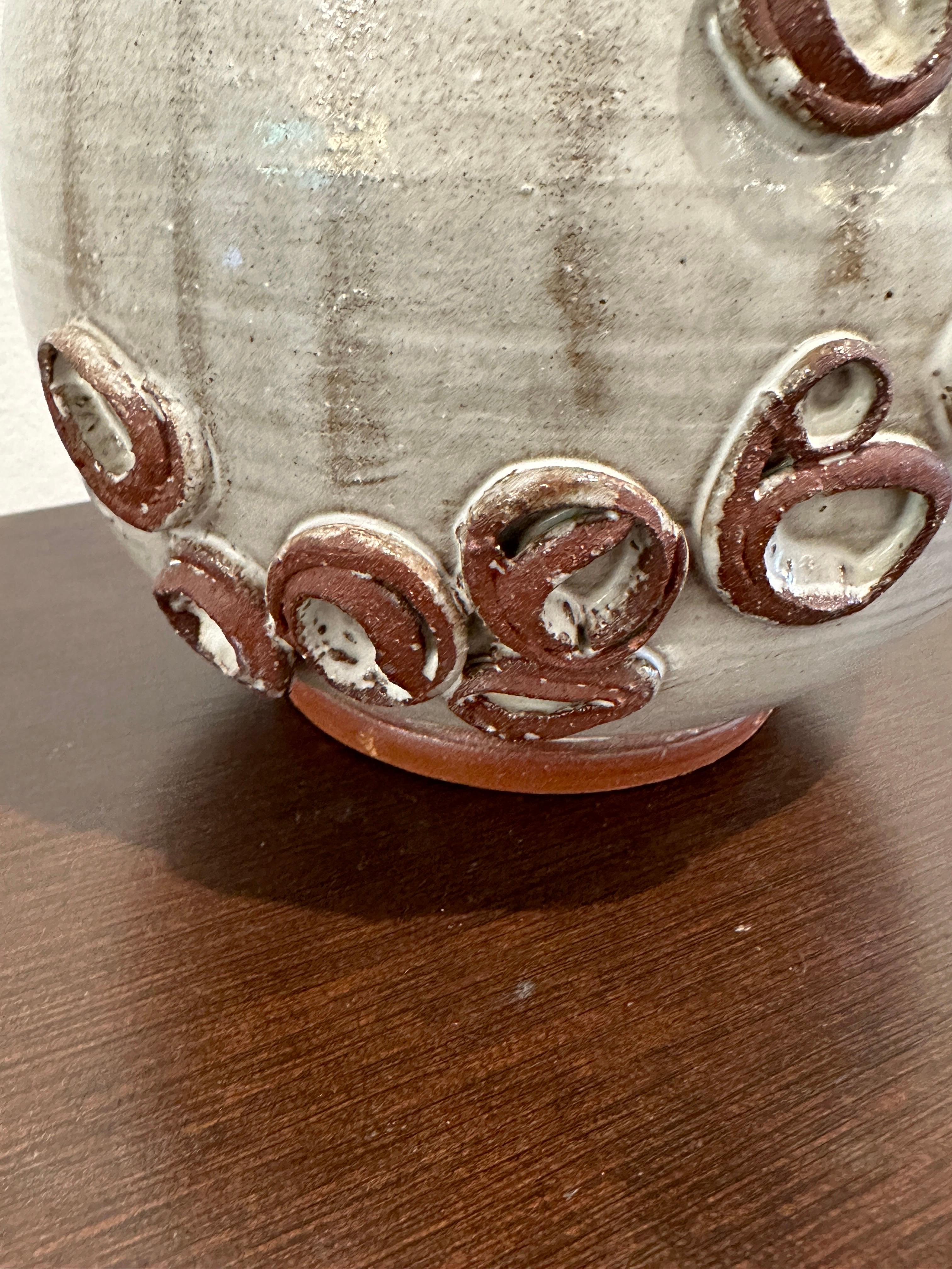 Americano Vaso pesante brutalista con accenti anulari 1965 in vendita