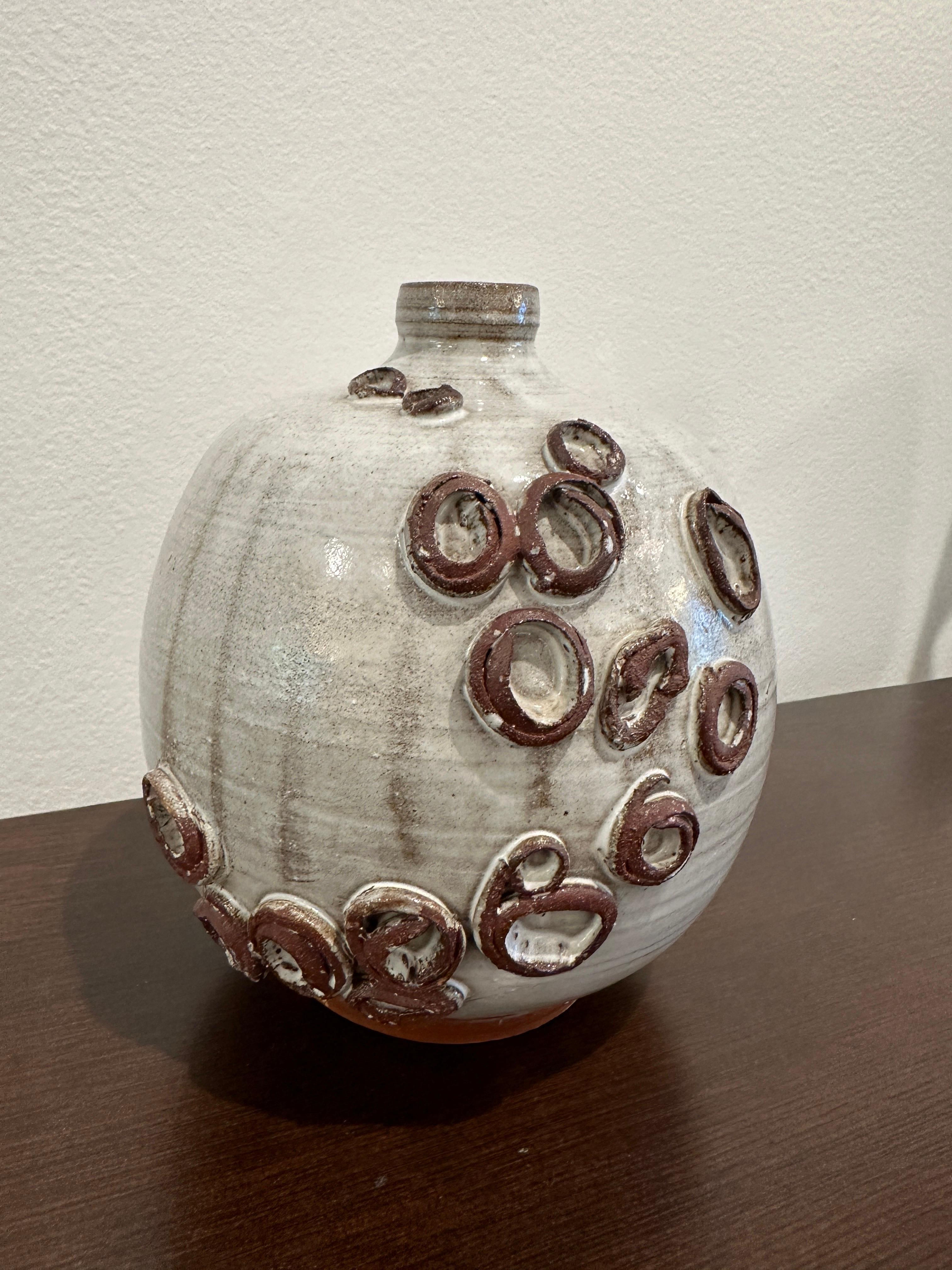 Smaltato Vaso pesante brutalista con accenti anulari 1965 in vendita