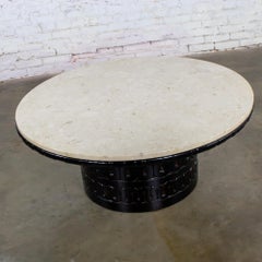 Mesa de centro «Brutalist Heirloom» de Weiman, con base de pedestal tallada y tablero de mármol marfil