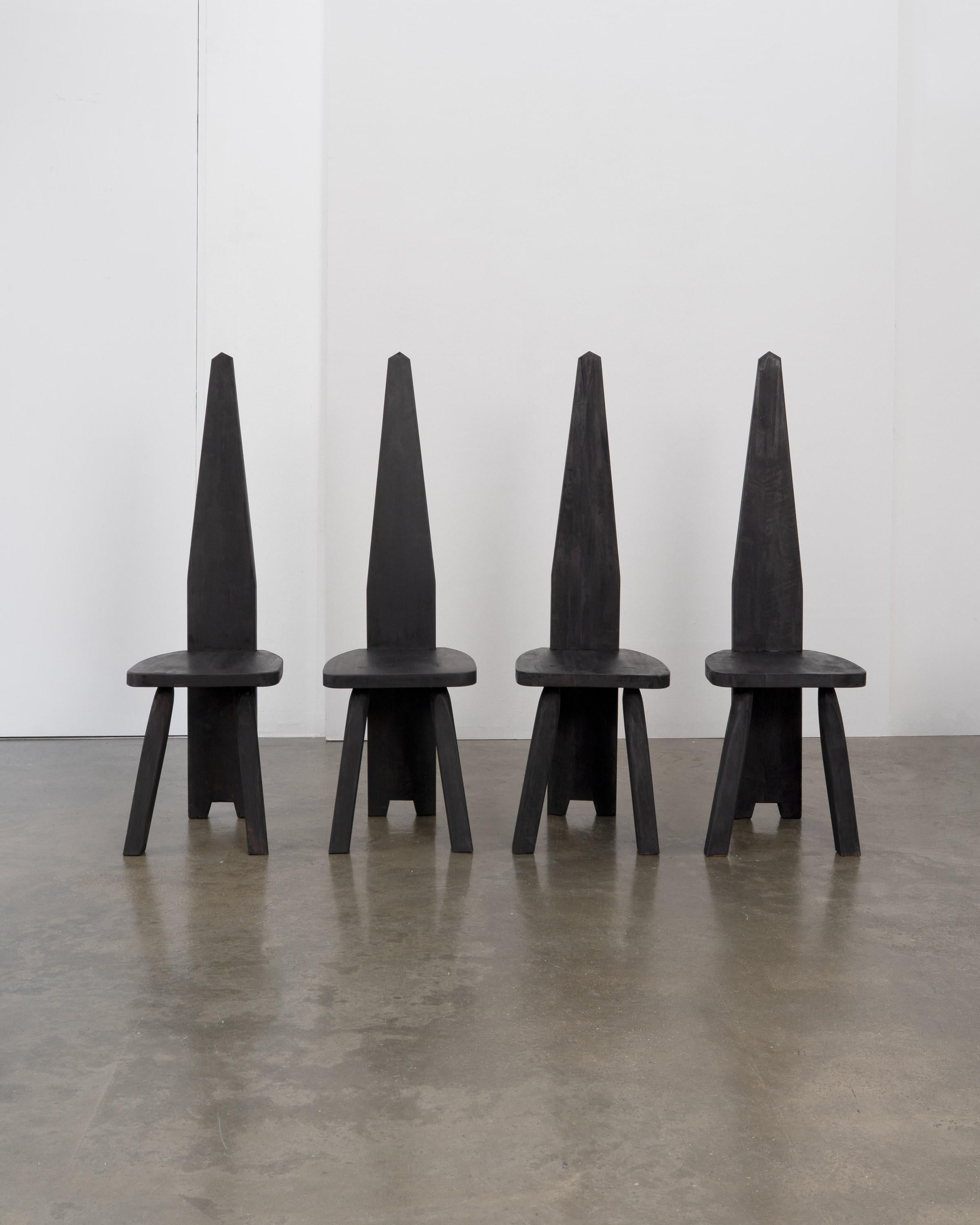 Ungewöhnliche Stühle mit hoher Rückenlehne aus gebeiztem Pappelholz des 20. Jahrhunderts, mit gespreizten Vorderbeinen und einer Rückenlehne in Obelisk-Form.

Es sind 5 Stühle verfügbar. Der Preis gilt pro Stuhl. 

 

Abmessungen (cm, ca.):
Höhe: