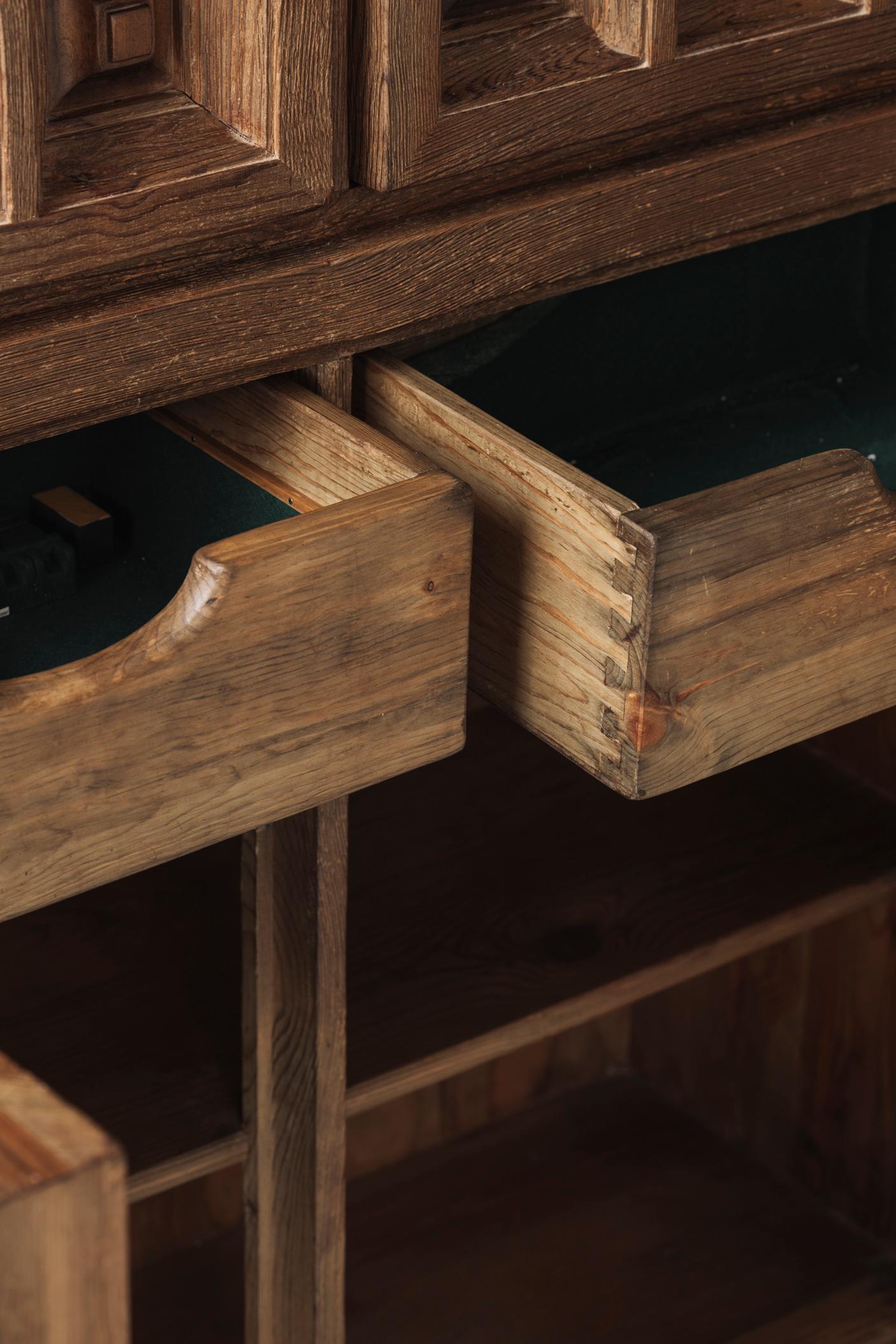 Brutalistisches Highboard aus gebeizter Kiefer von Biosa, Spanien 1960er Jahre. im Angebot 5