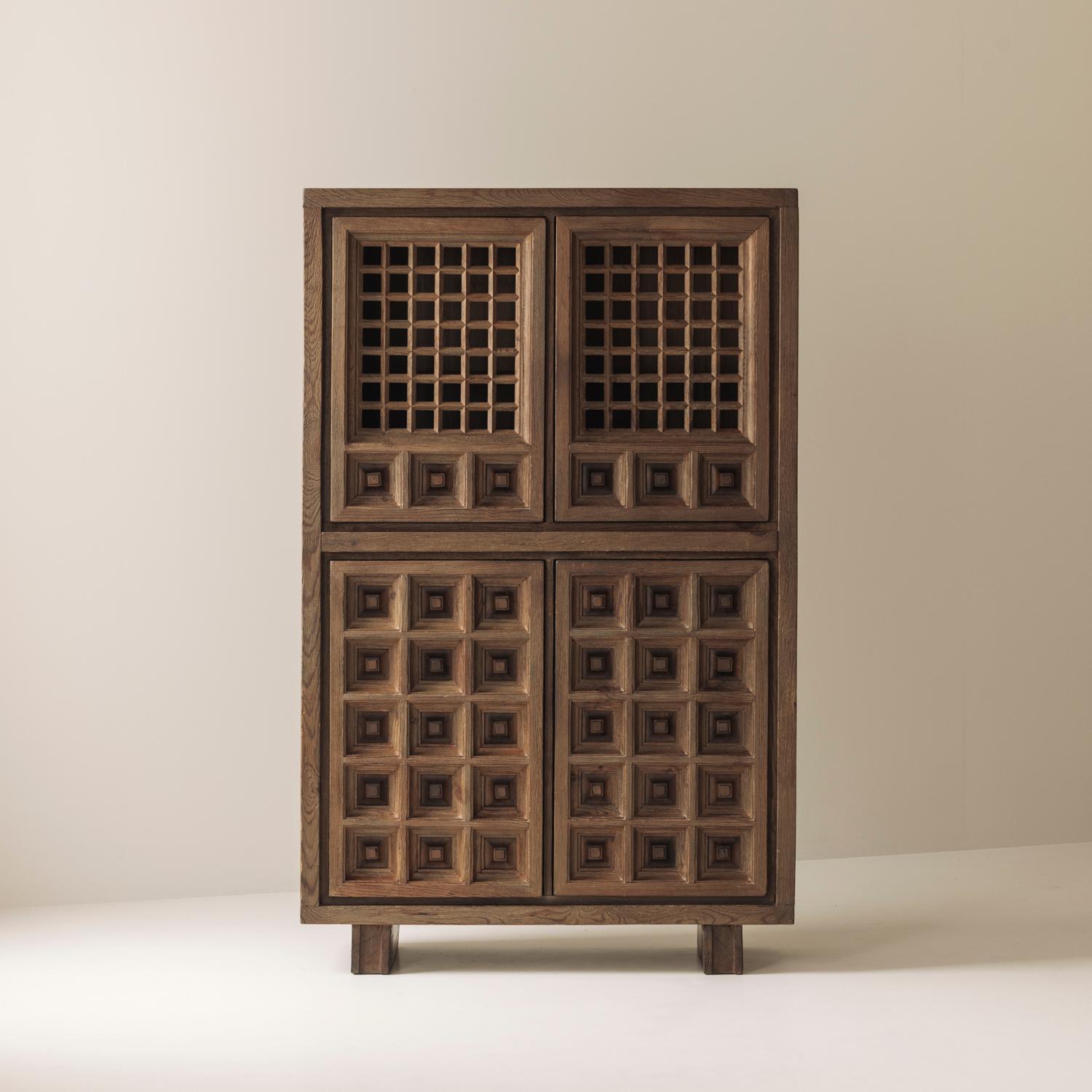 Dieses Highboard von Biosca ist ein außergewöhnliches Beispiel für spanisches brutalistisches Design, das sowohl durch seine Ästhetik als auch durch seine meisterhafte Handwerkskunst besticht. Das aus massivem, gebeiztem Kiefernholz gefertigte Stück