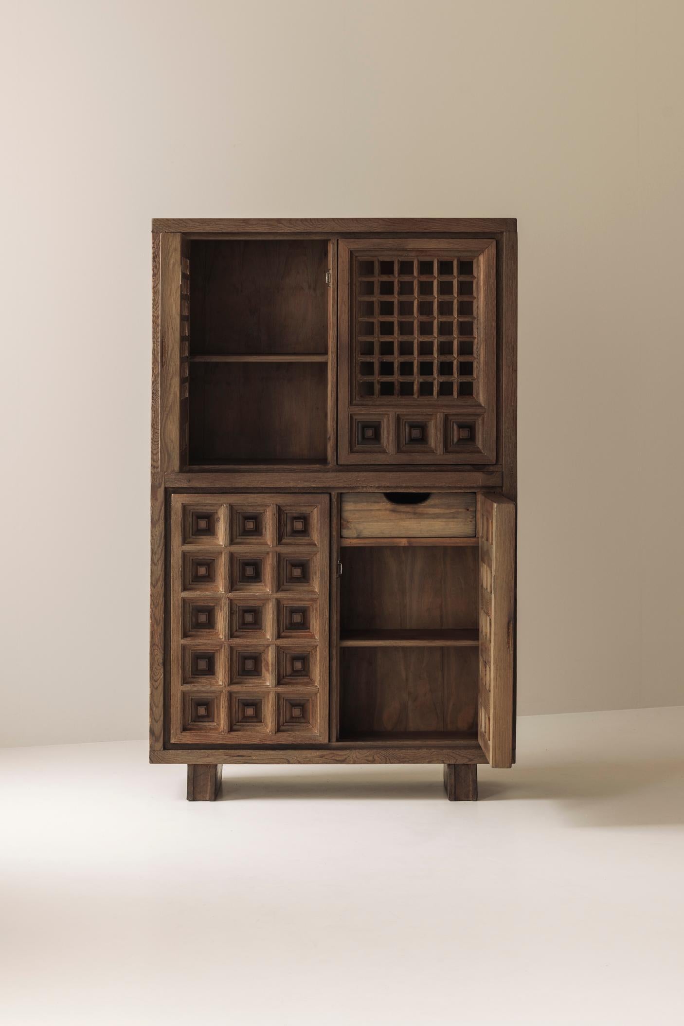 Brutalistisches Highboard aus gebeizter Kiefer von Biosa, Spanien 1960er Jahre. (Spanisch) im Angebot