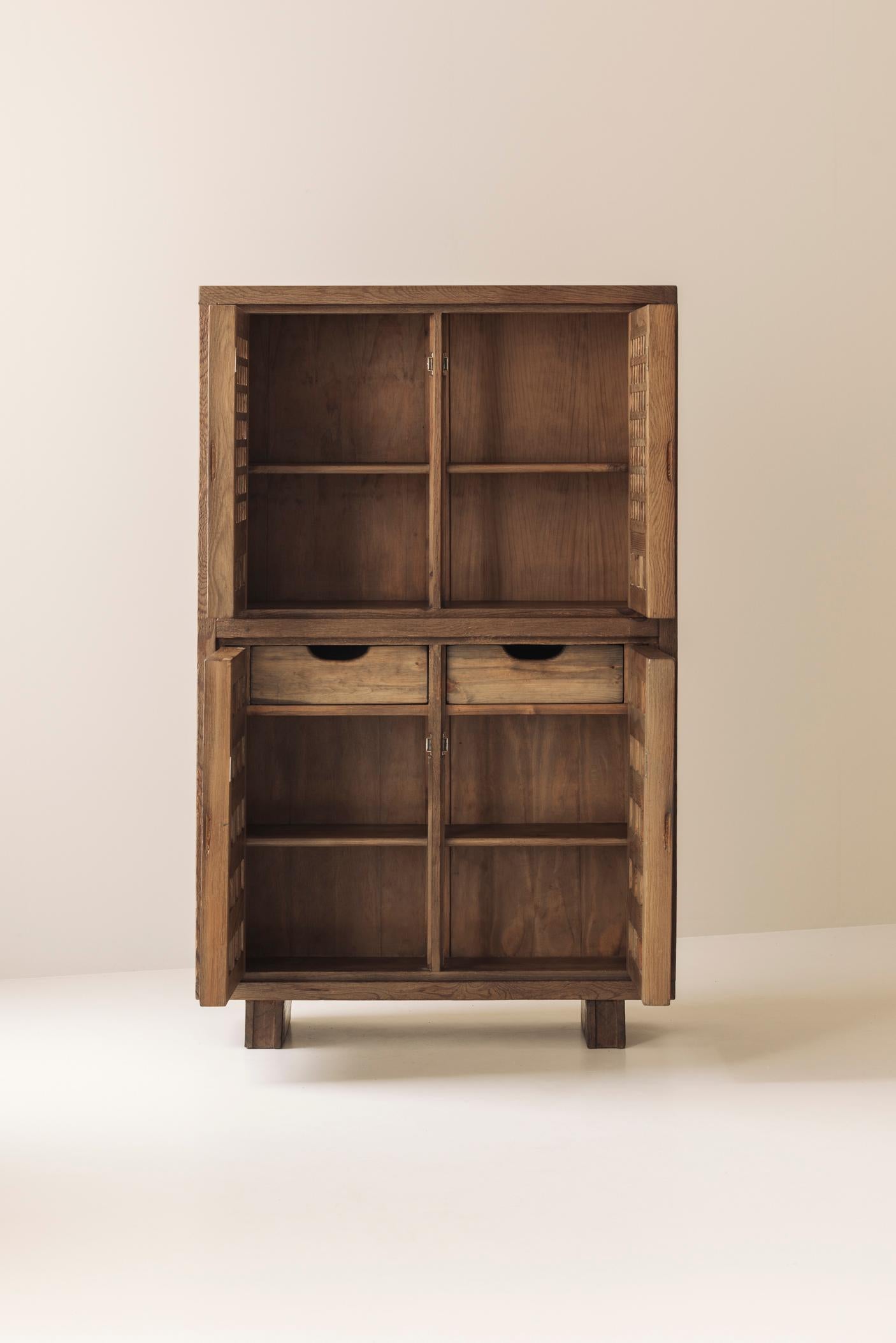 Brutalistisches Highboard aus gebeizter Kiefer von Biosa, Spanien 1960er Jahre. im Zustand „Gut“ im Angebot in Antwerp, BE