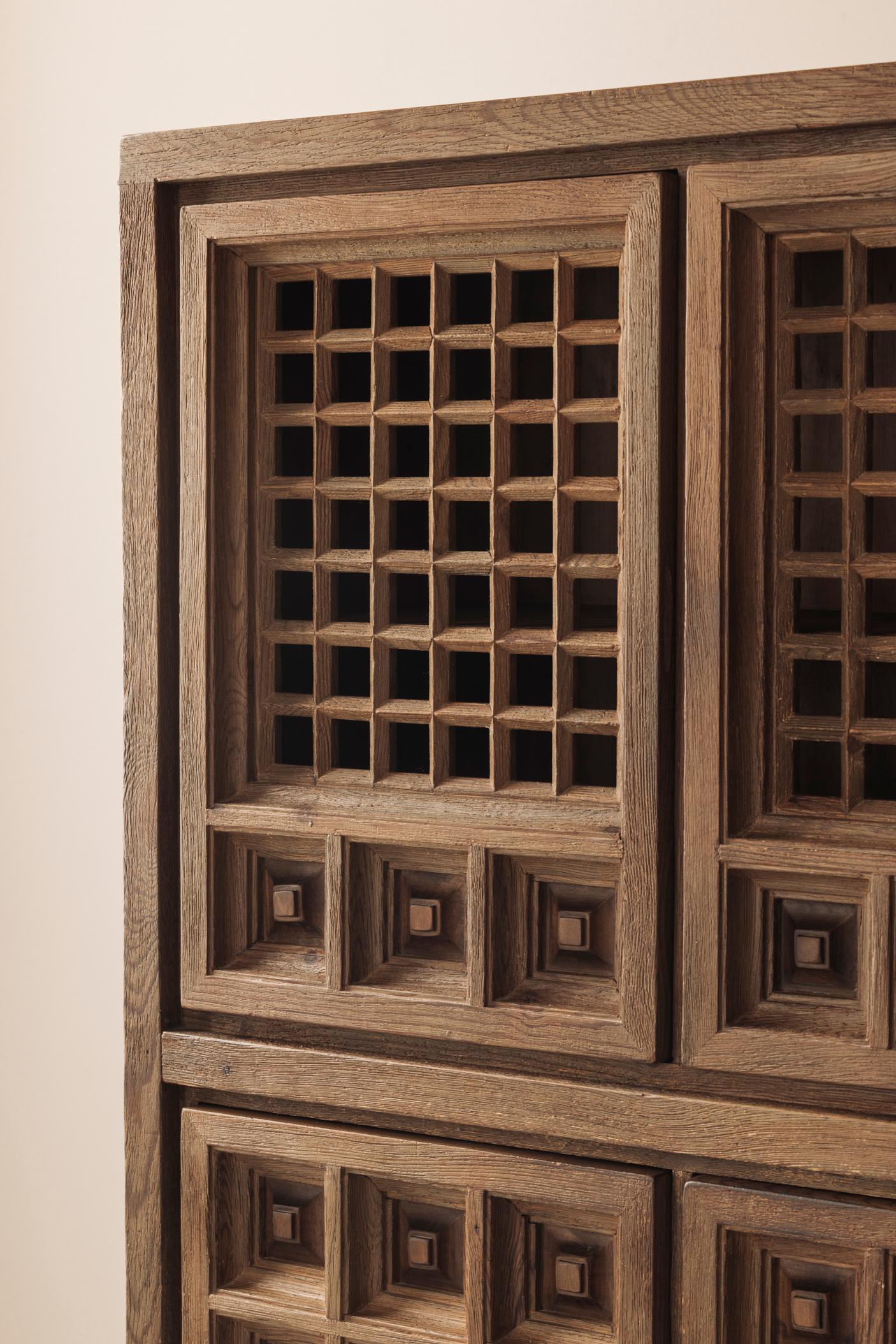 Brutalistisches Highboard aus gebeizter Kiefer von Biosa, Spanien 1960er Jahre. (Mitte des 20. Jahrhunderts) im Angebot
