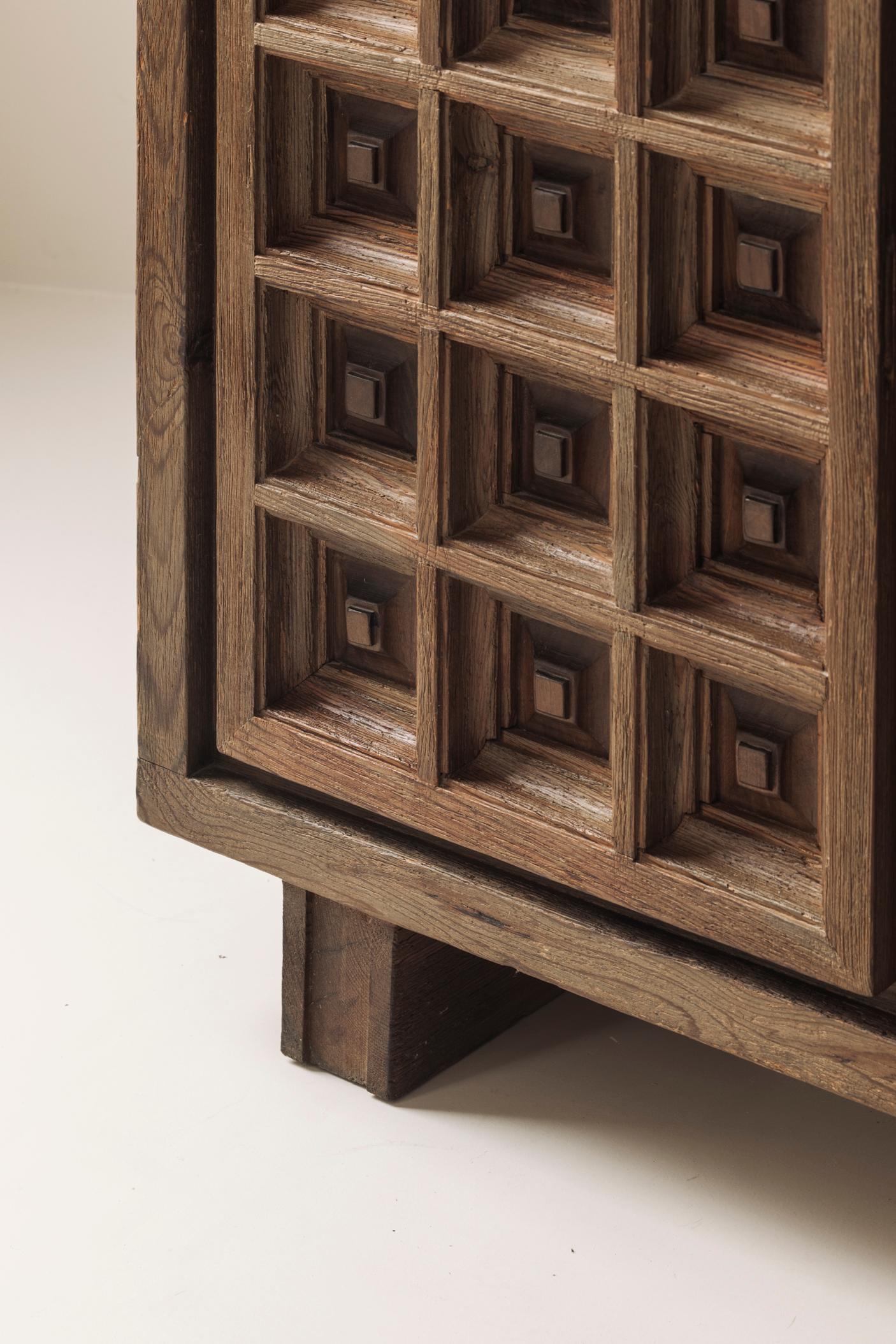 Brutalistisches Highboard aus gebeizter Kiefer von Biosa, Spanien 1960er Jahre. (Kiefernholz) im Angebot