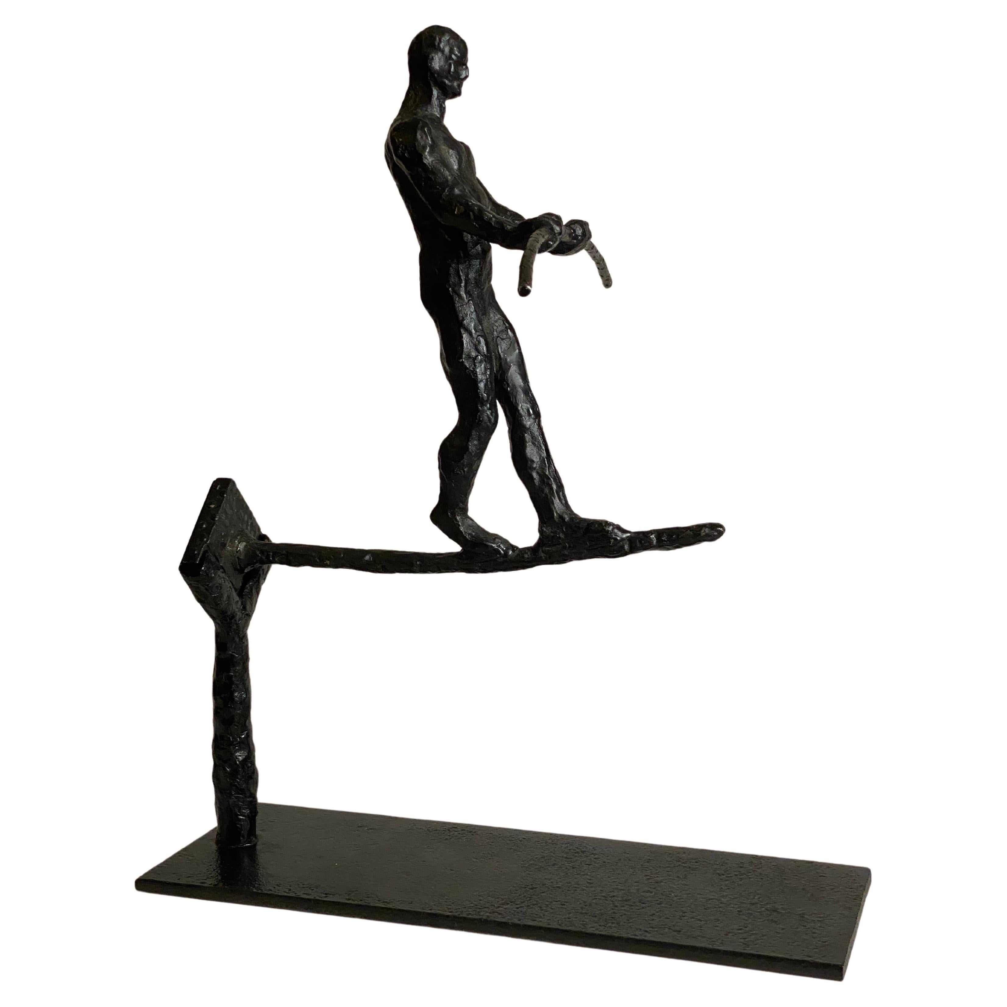 Escultura equilibrista brutalista de cuerda floja