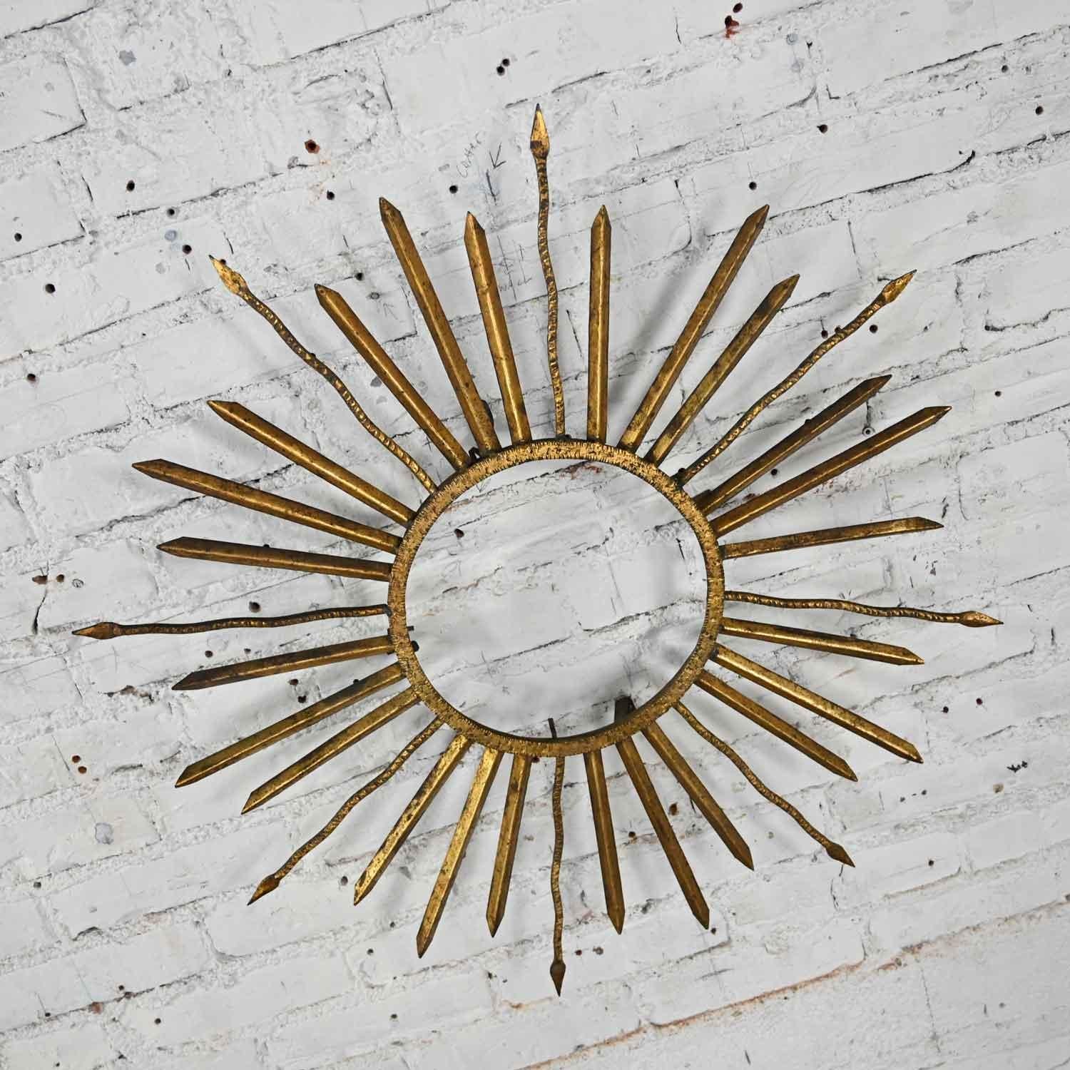 Brutalist Hollywood Regency Mid-Century Gilt Metal Sunburst Starburst Wall Décor In Good Condition In Topeka, KS