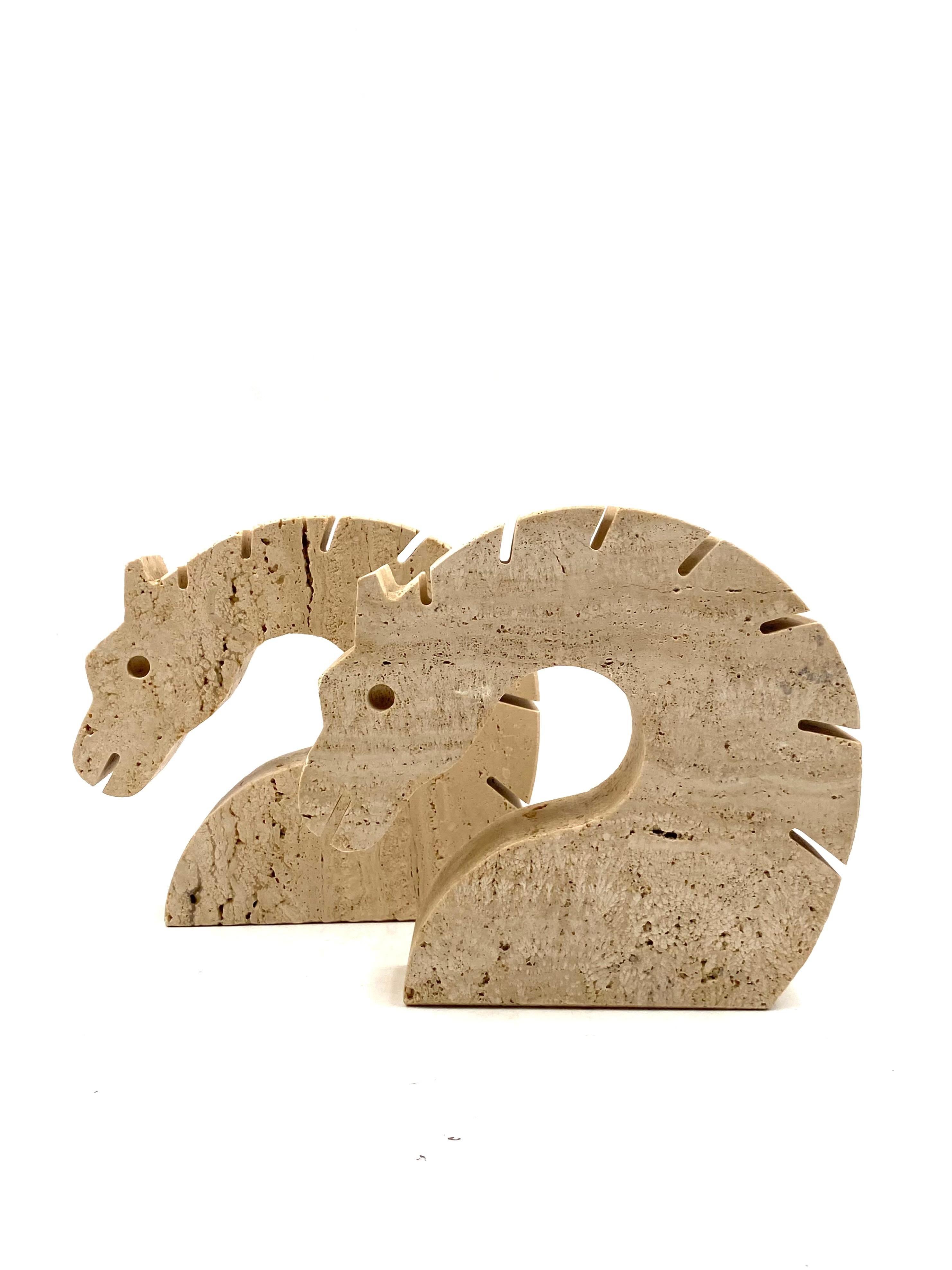 Brutalist Horses / Dragons travertine bookends.

Designed and manufactured by Fratelli Mannelli, Italy, 1970s.

Measures : H 16.5 cm 4 x 17 cm

Conditions: Excellent consistent with age and use.