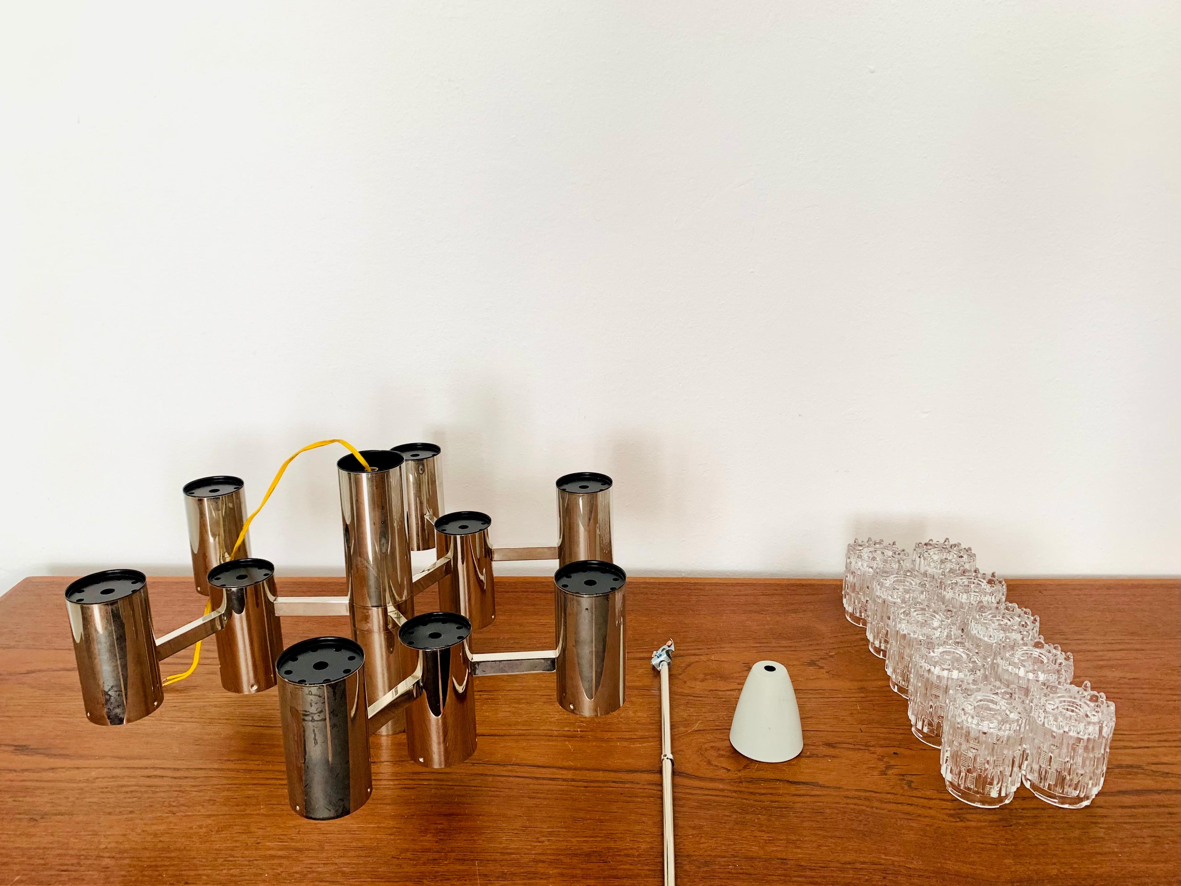 Beeindruckend schöner Eisglas-Kronleuchter aus den 1960er Jahren.
Die sehr schön geformten Murano-Glaselemente verbreiten ein beeindruckend funkelndes Lichtspiel.
Hohe Qualität.
Sehr edle und luxuriöse Ausstrahlung und ein echter Blickfang für jedes