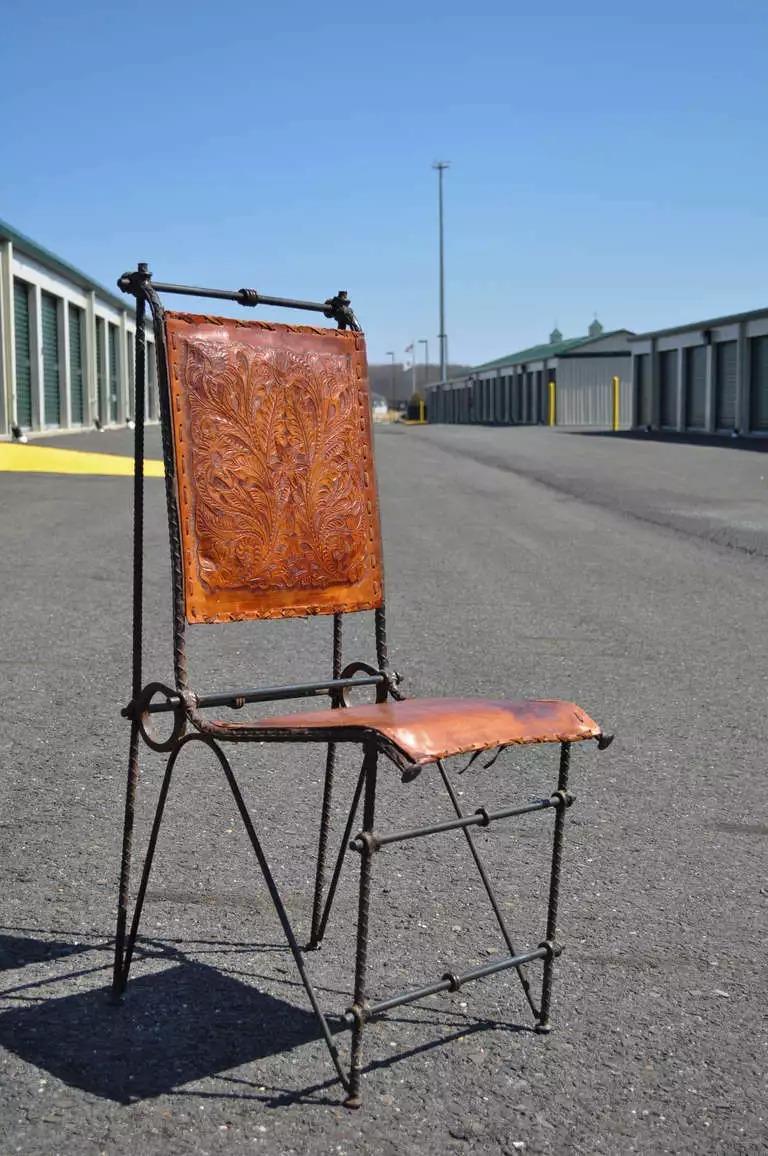 Brutalisme Ensemble de salle à manger brutaliste de style Ilana Goor en fer et verre, table et 8 chaises en cuir en vente