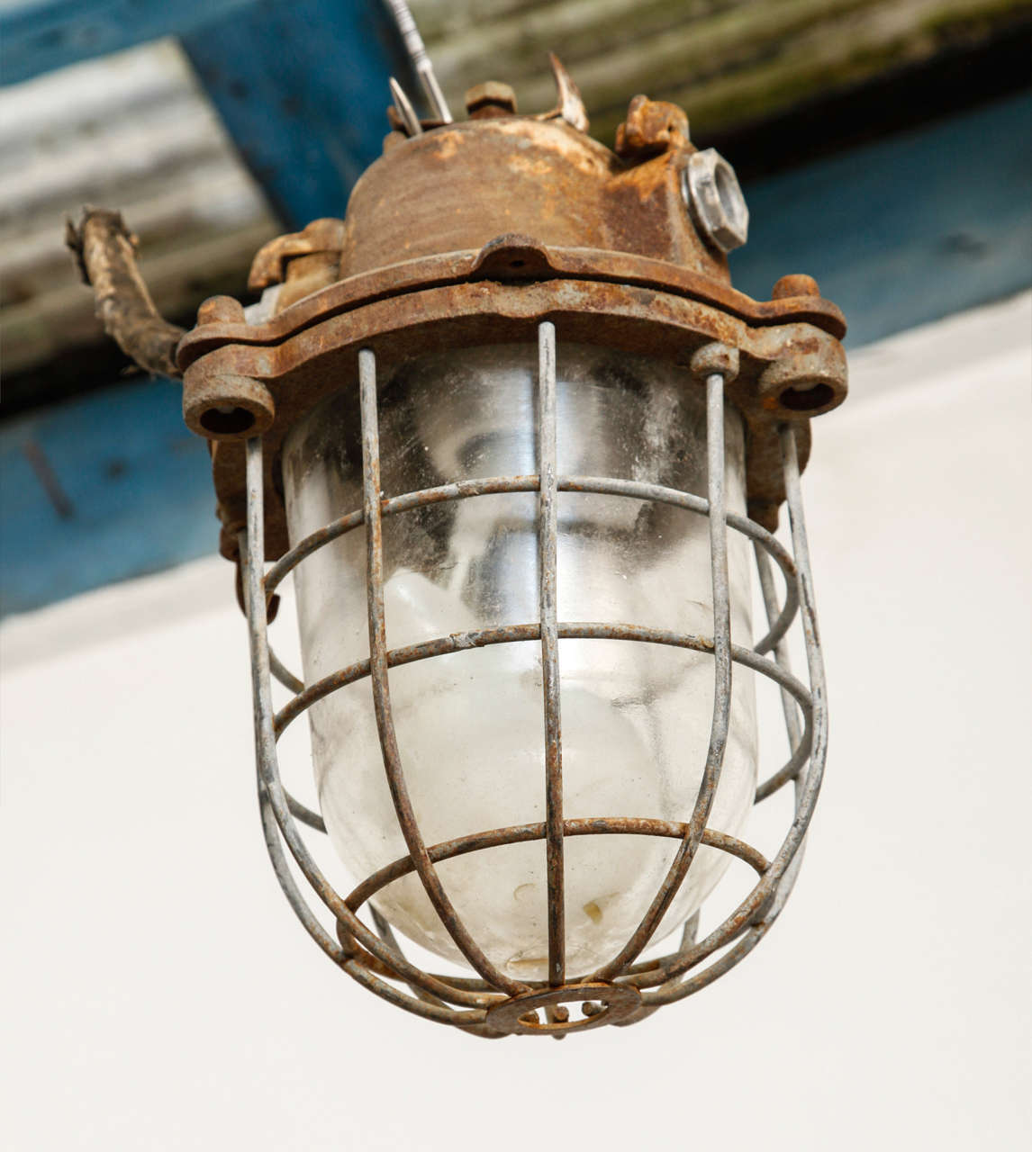 La lámpara Brutalista es única y tiene su carácter industrial Tiene la parte superior de hierro fundido cubierta de cristal transparente y rejilla de hierro. Casquillo de porcelana para bombillas E 27.Cuatro piezas disponibles.Todas las lámparas