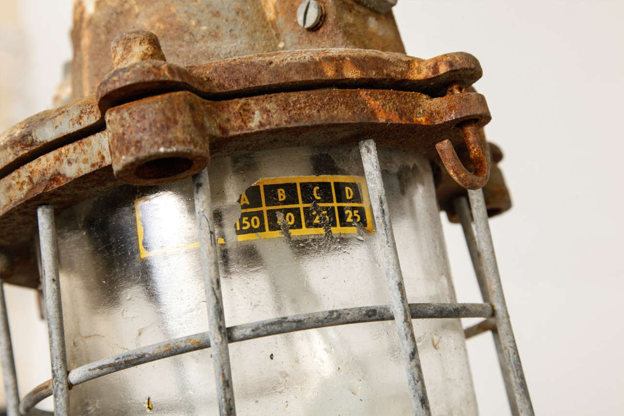 Milieu du XXe siècle Lampe de cage industrielle brutaliste en verre transparent suspendue en vente
