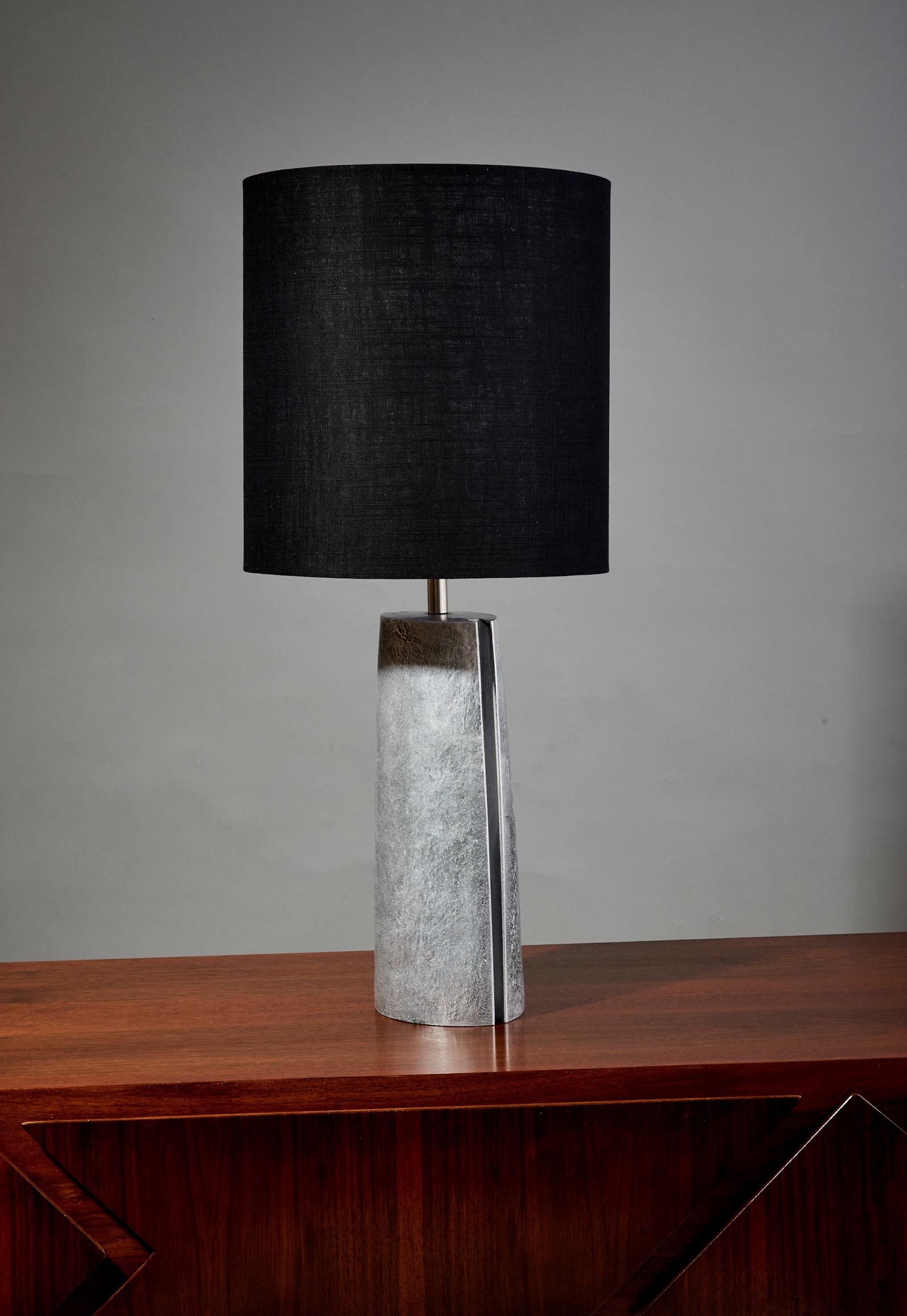 Brutalist Table Lamp in Silver Textured Aluminium with Black Shade, Italy 1970's In Excellent Condition For Sale In New York, NY