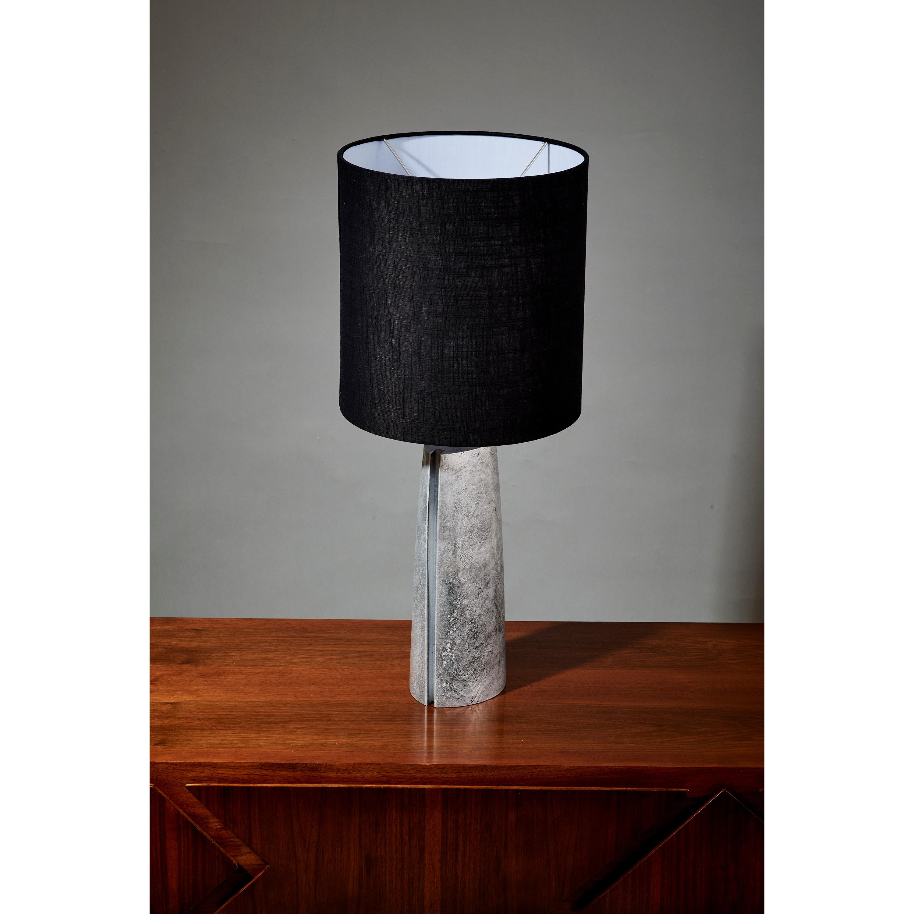 Aluminum Brutalist Table Lamp in Silver Textured Aluminium with Black Shade, Italy 1970's For Sale