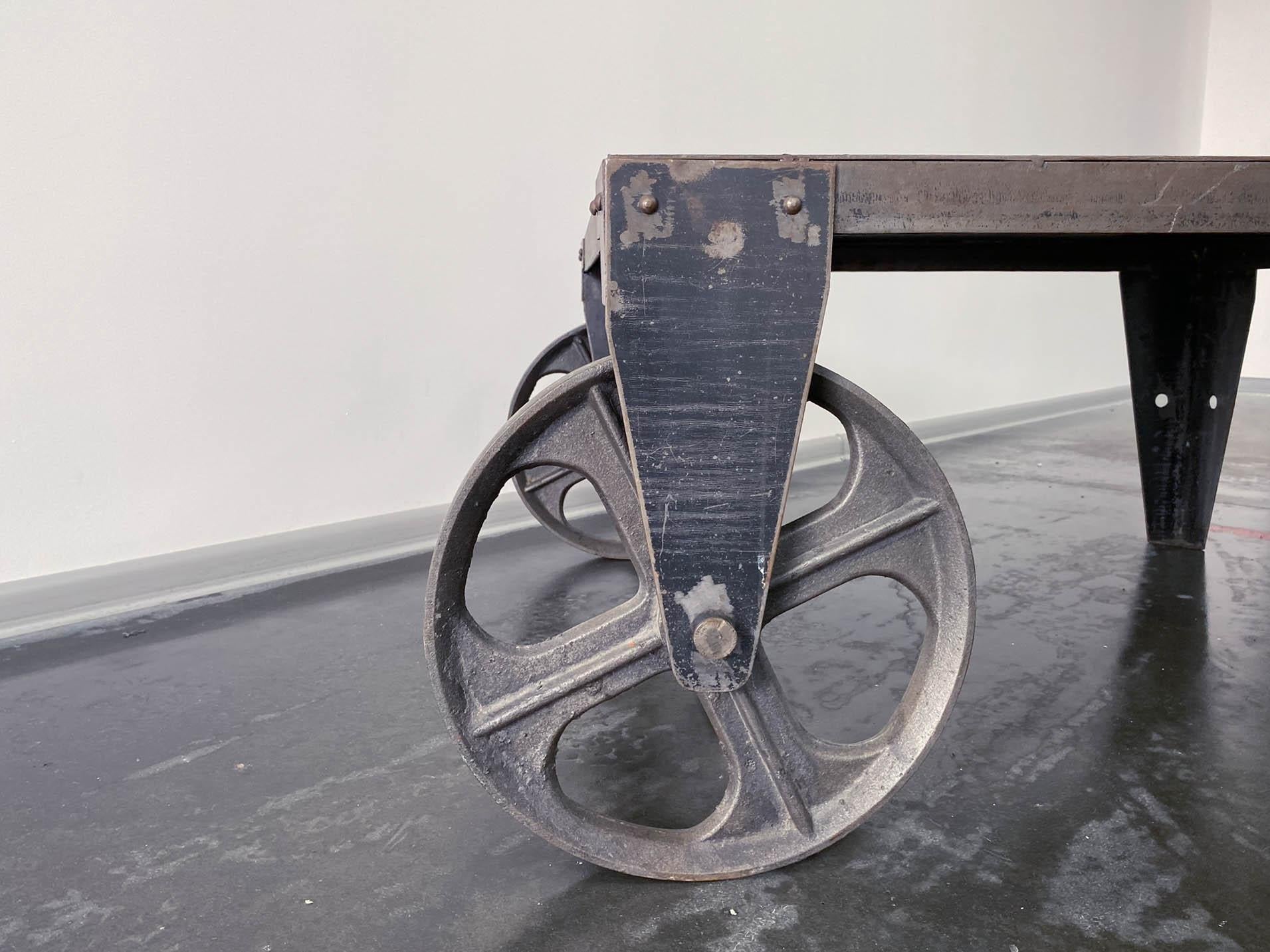 Table basse industrielle brutaliste en acier Chariot en vente 5