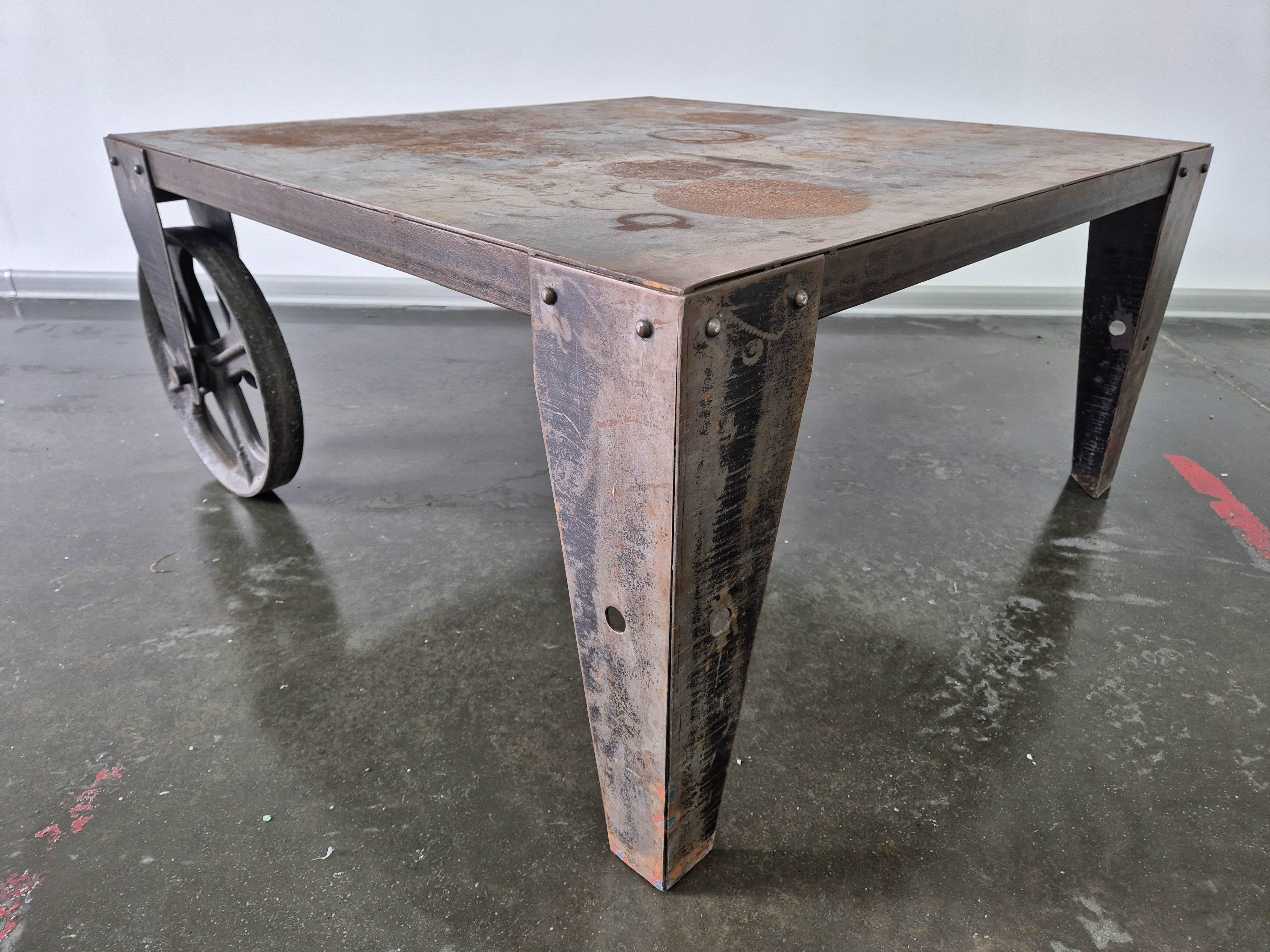 Industriel Table basse industrielle brutaliste en acier Chariot en vente