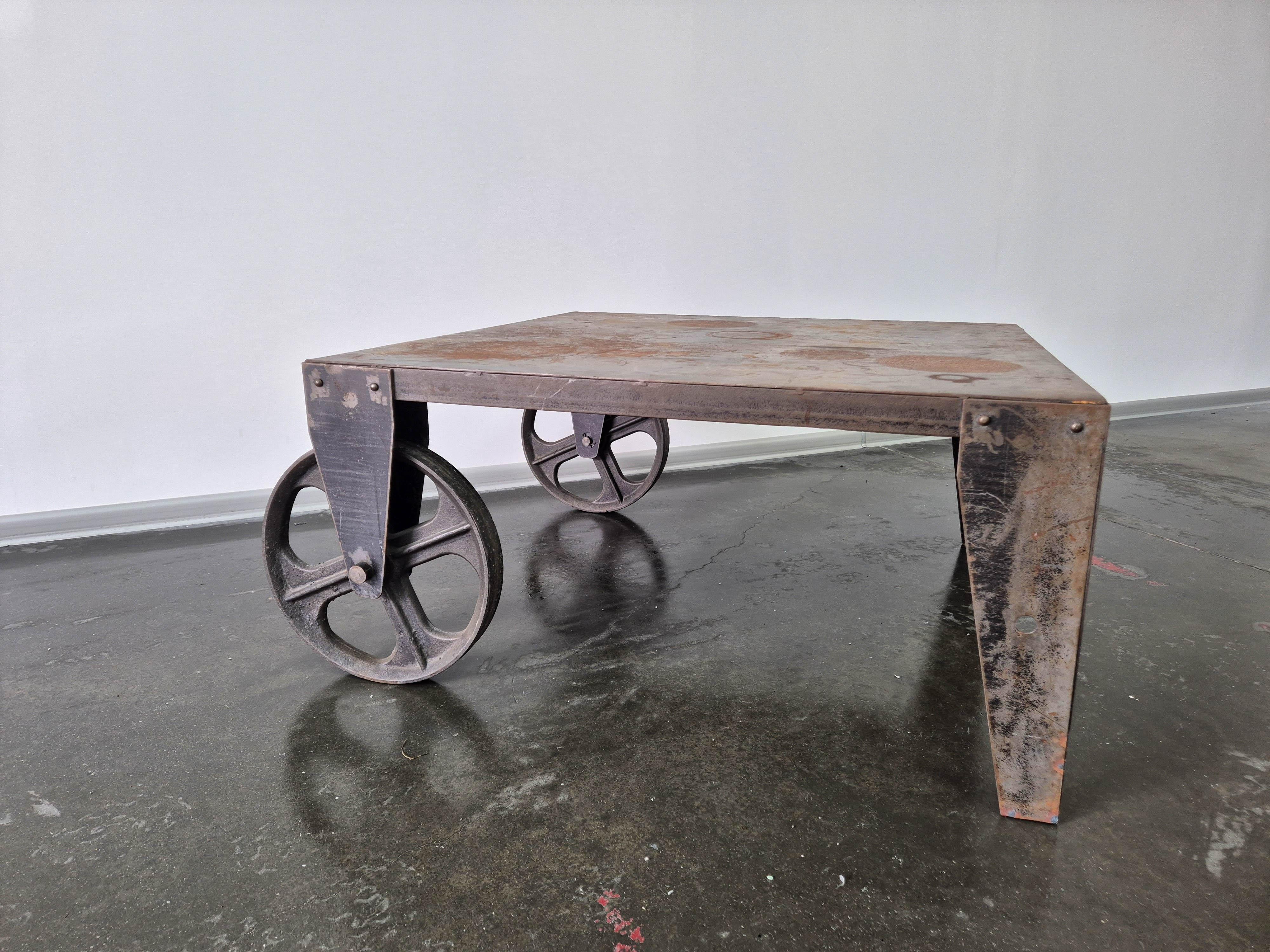 Table basse industrielle brutaliste en acier Chariot Bon état - En vente à Radomsko, Województwo łódzkie