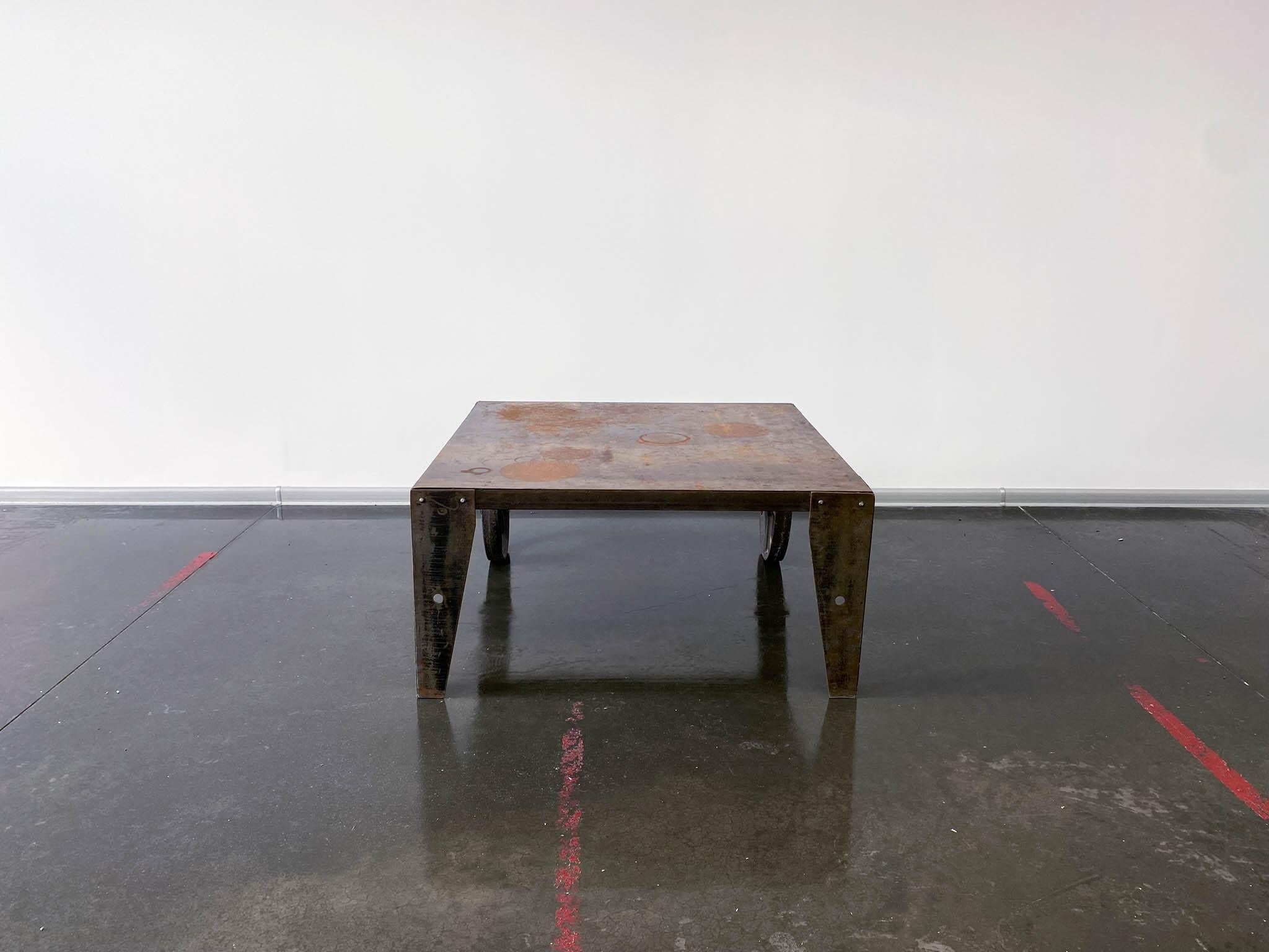 Acier Table basse industrielle brutaliste en acier Chariot en vente