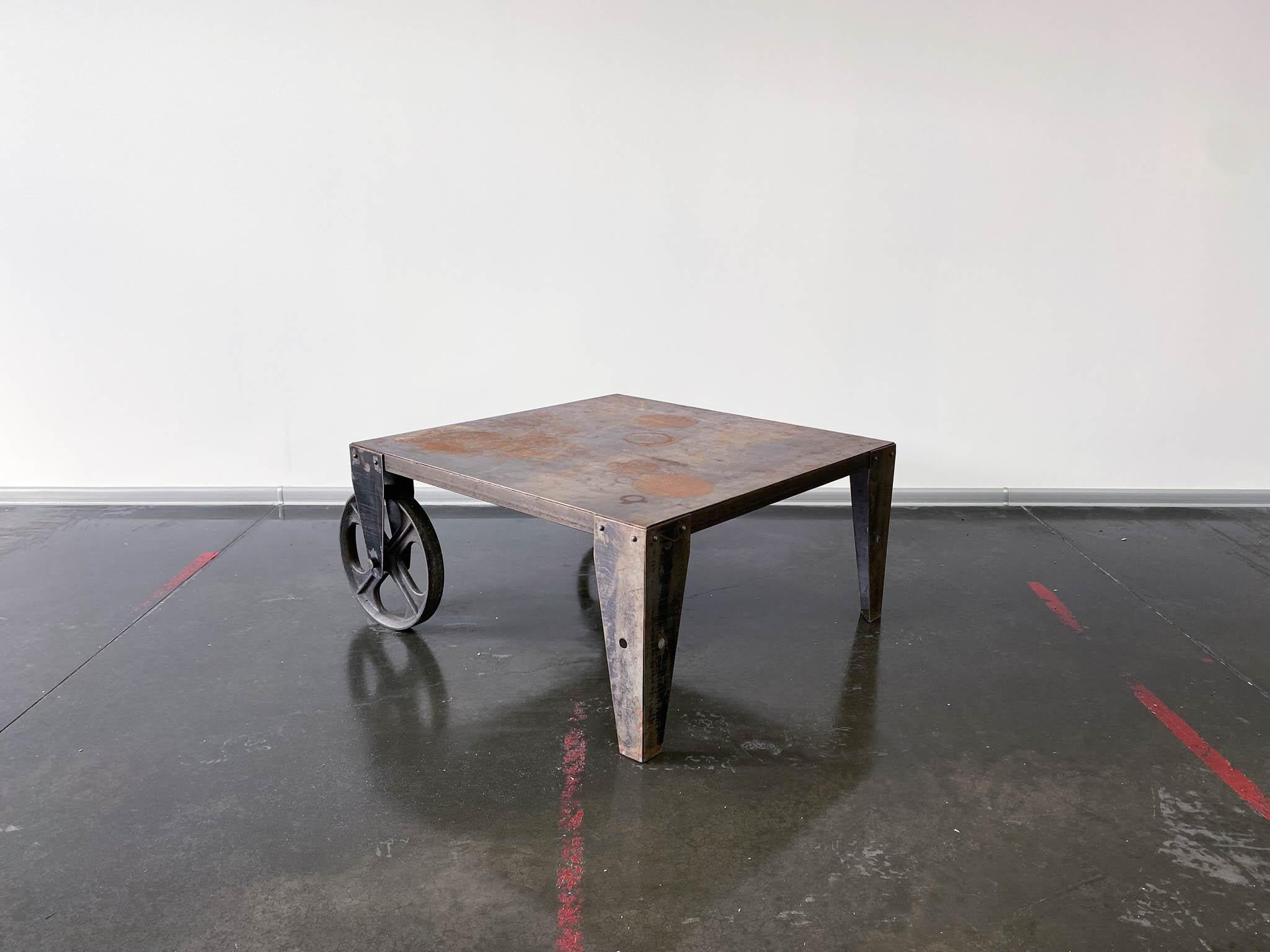 Table basse industrielle brutaliste en acier Chariot en vente 1