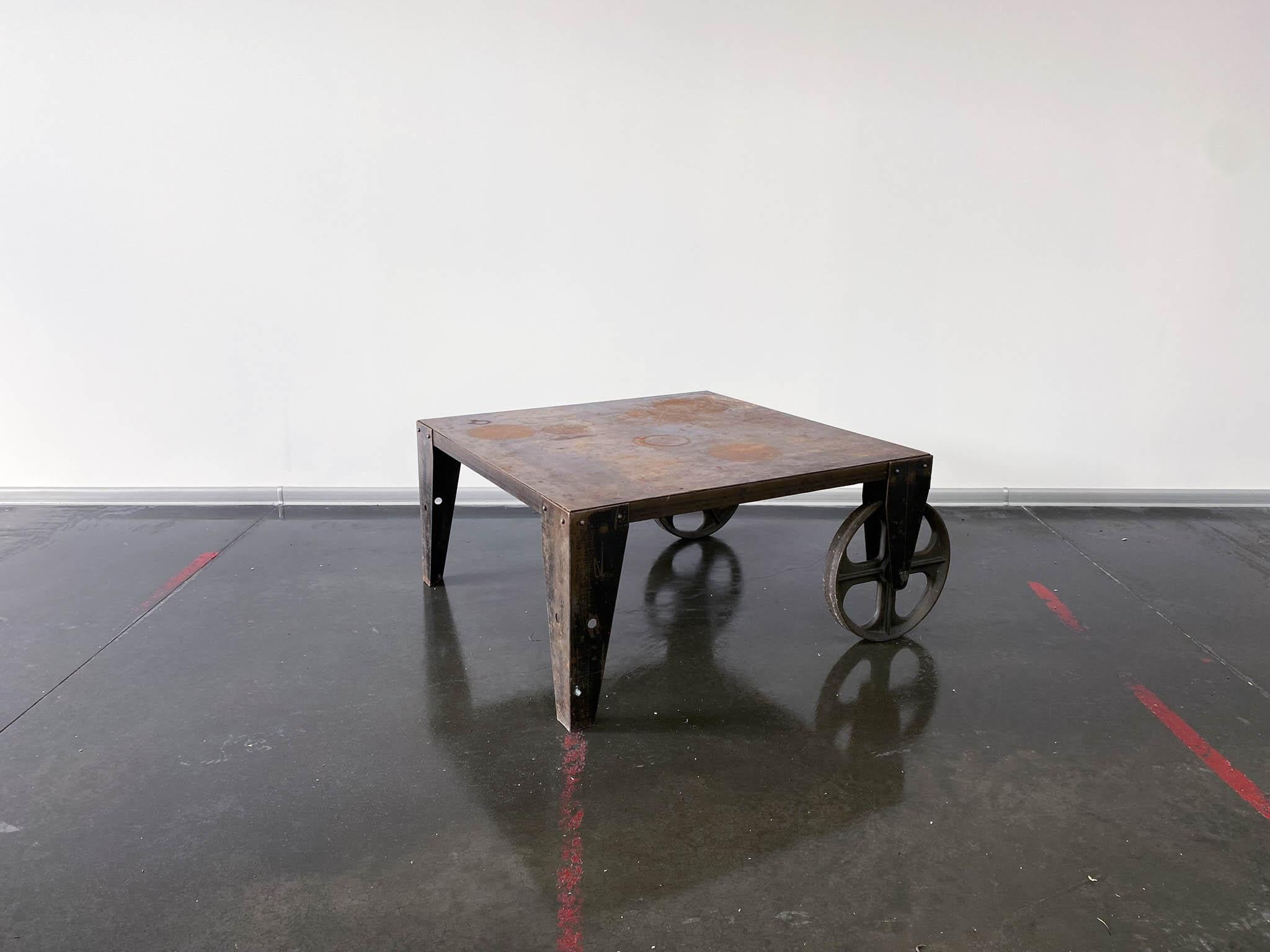 Table basse industrielle brutaliste en acier Chariot en vente 2