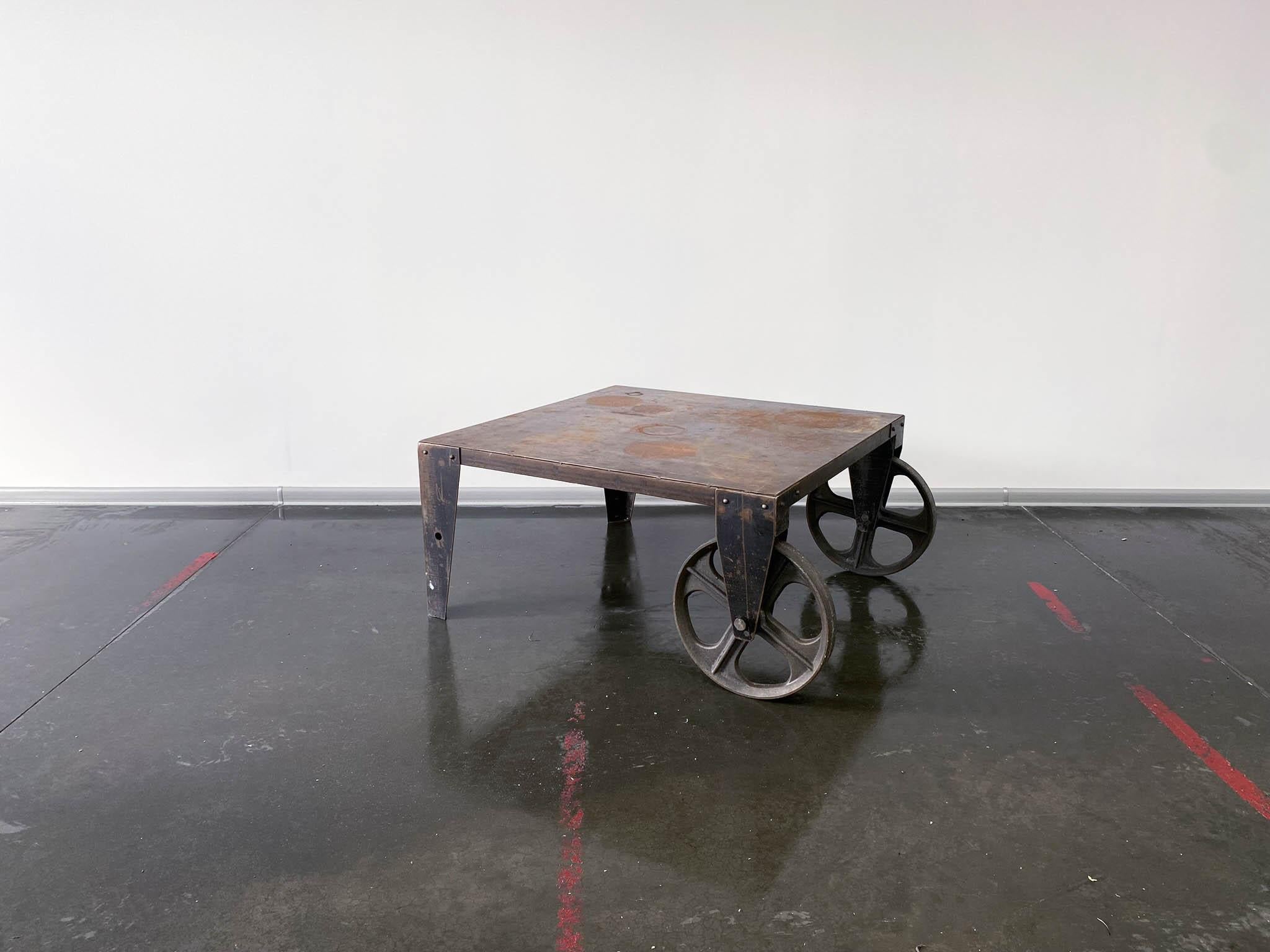 Table basse industrielle brutaliste en acier Chariot en vente 3
