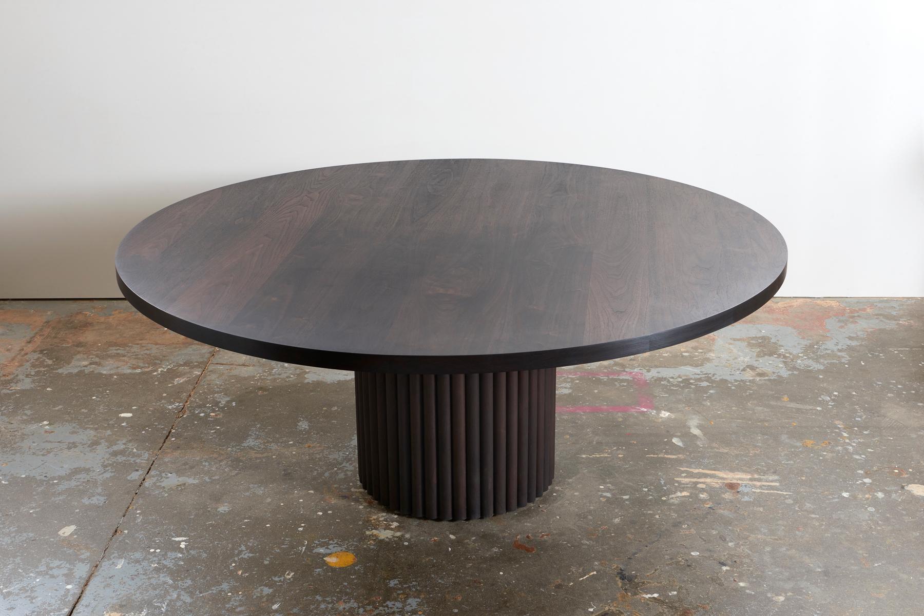 D'une audace inouïe, la table à manger de Kate Duncan est une pièce qui rend hommage à la fois à l'esthétique contemporaine et à l'architecture brutaliste. Une grande colonne de cannelures taillées et un plateau en bois massif massif créent une