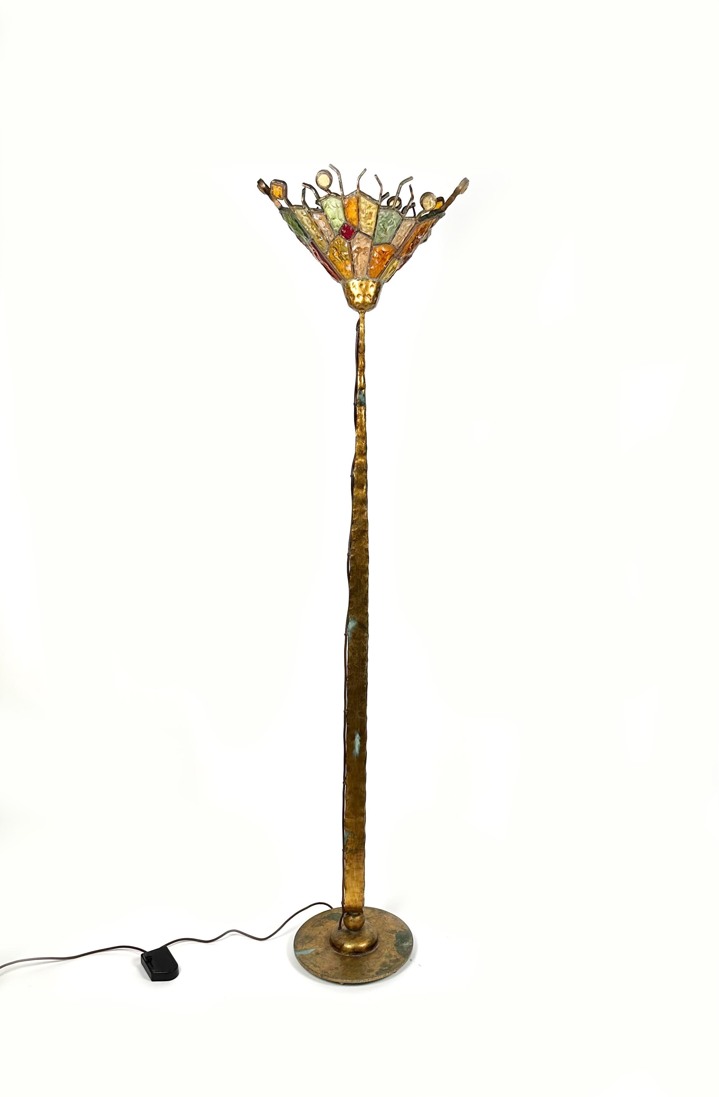 Étonnant lampadaire en fer doré et verre d'art coloré par Albano Poli pour Poliarte.

Fabriqué en Italie dans les années 1970.

Poliarte a été fondée par l'artiste Albano Poli en 1953, d'abord comme producteur de vitraux exceptionnels, puis