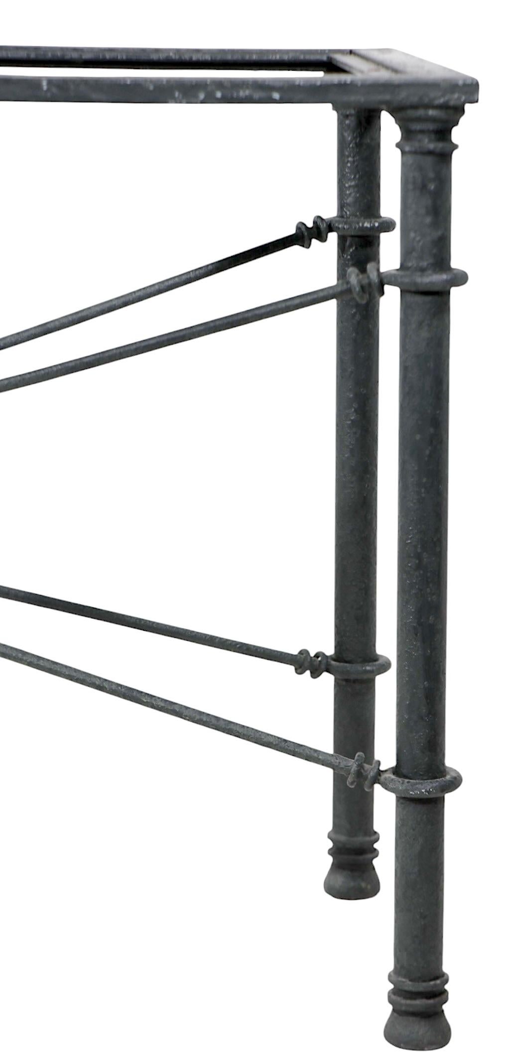 Brutalistischer Konsolentisch aus Eisen und Glas, ca. 1970/80er Jahre im Angebot 7