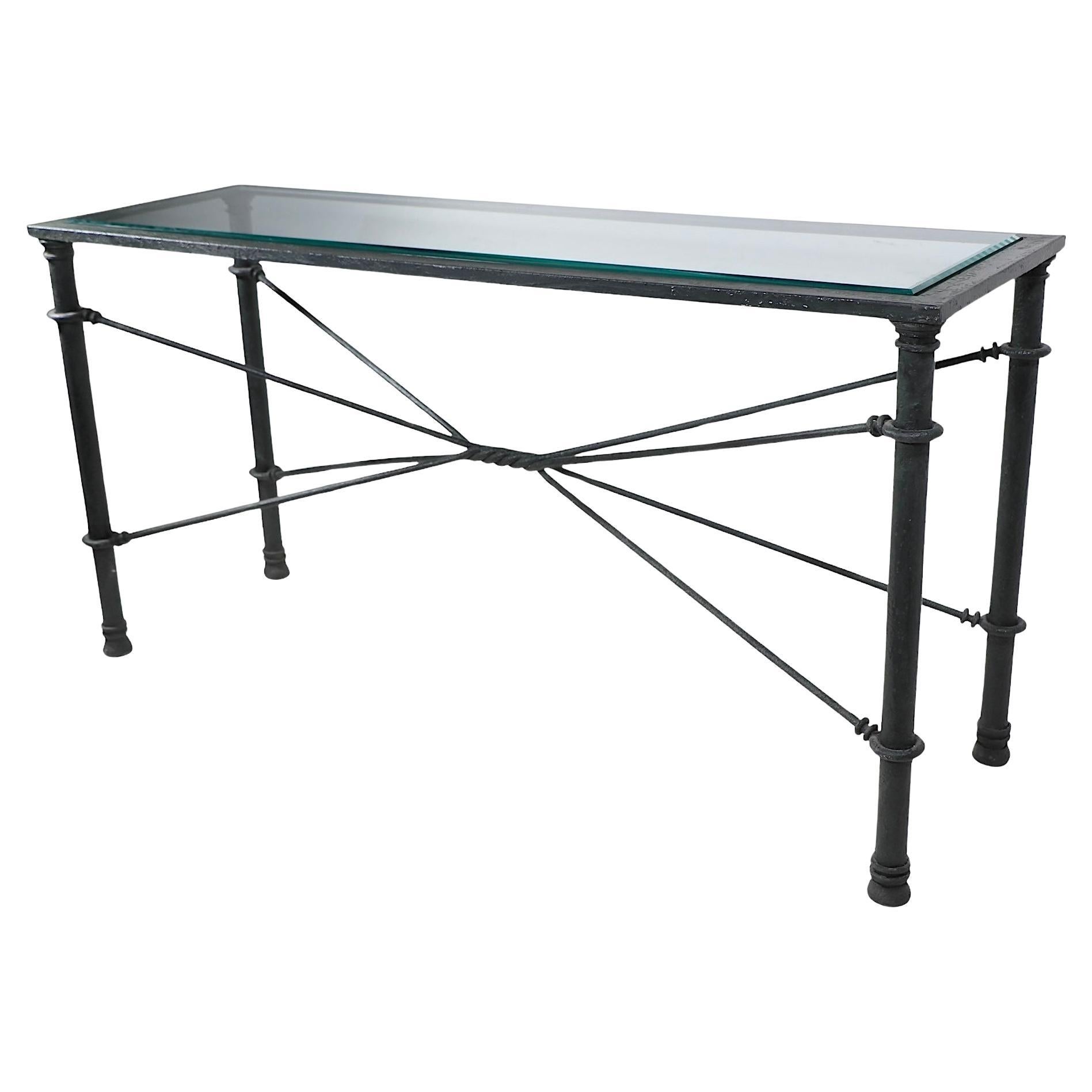 Schicke Architektur  Brutalismus  Konsole aus Eisen und Glas, Foyertisch, an Giacometti erinnerndes Design, ca. 1970/80er Jahre. Der Tisch hat einen neoklassischen, römischen Metallsockel in antikisierendem Finish und eine originale, abgeschrägte