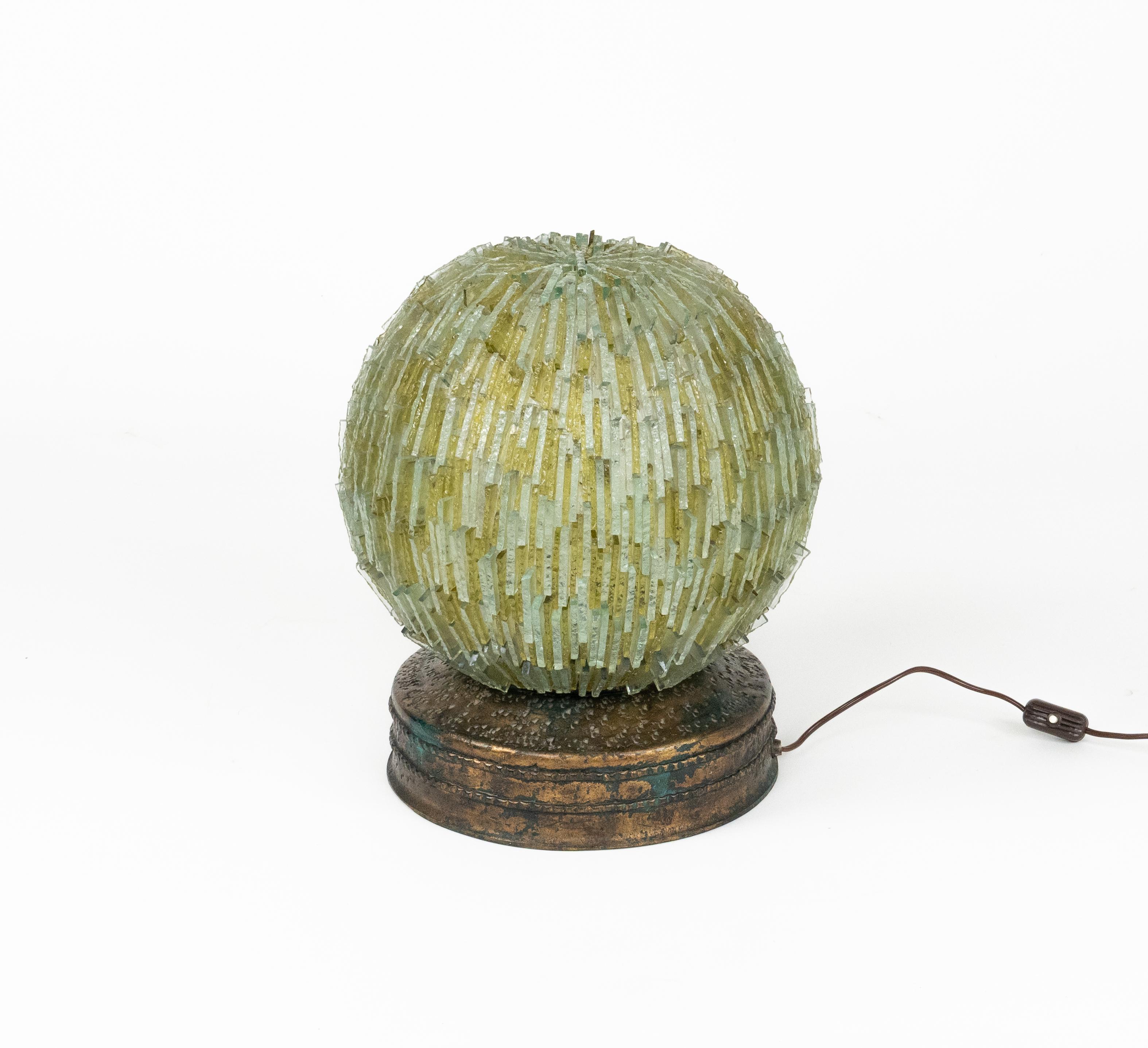 Brutalismo Lampada da tavolo brutalista in ferro e vetro martellato di Biancardi and Jordan, Italia anni '70 in vendita