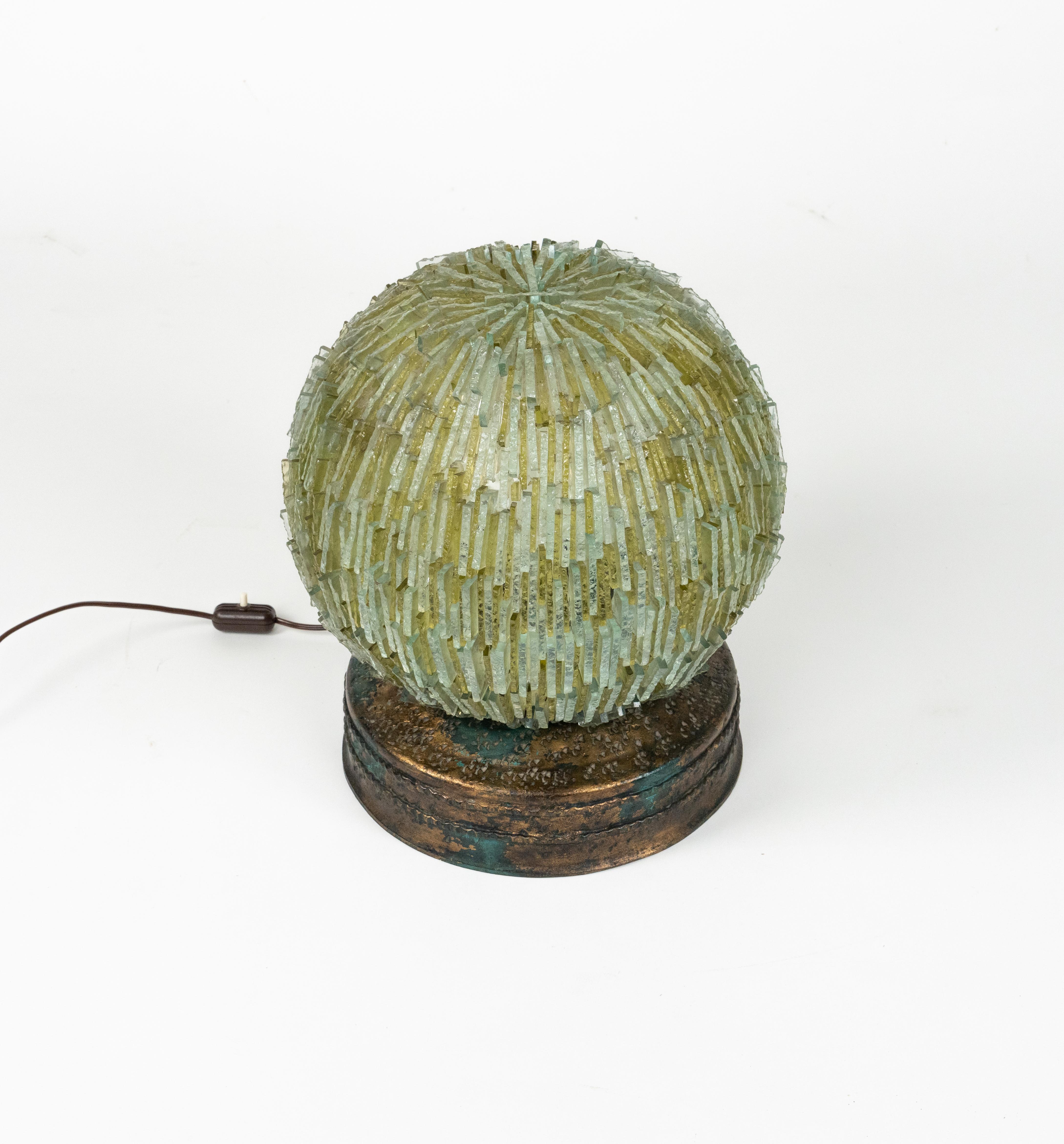 Italiano Lampada da tavolo brutalista in ferro e vetro martellato di Biancardi and Jordan, Italia anni '70 in vendita