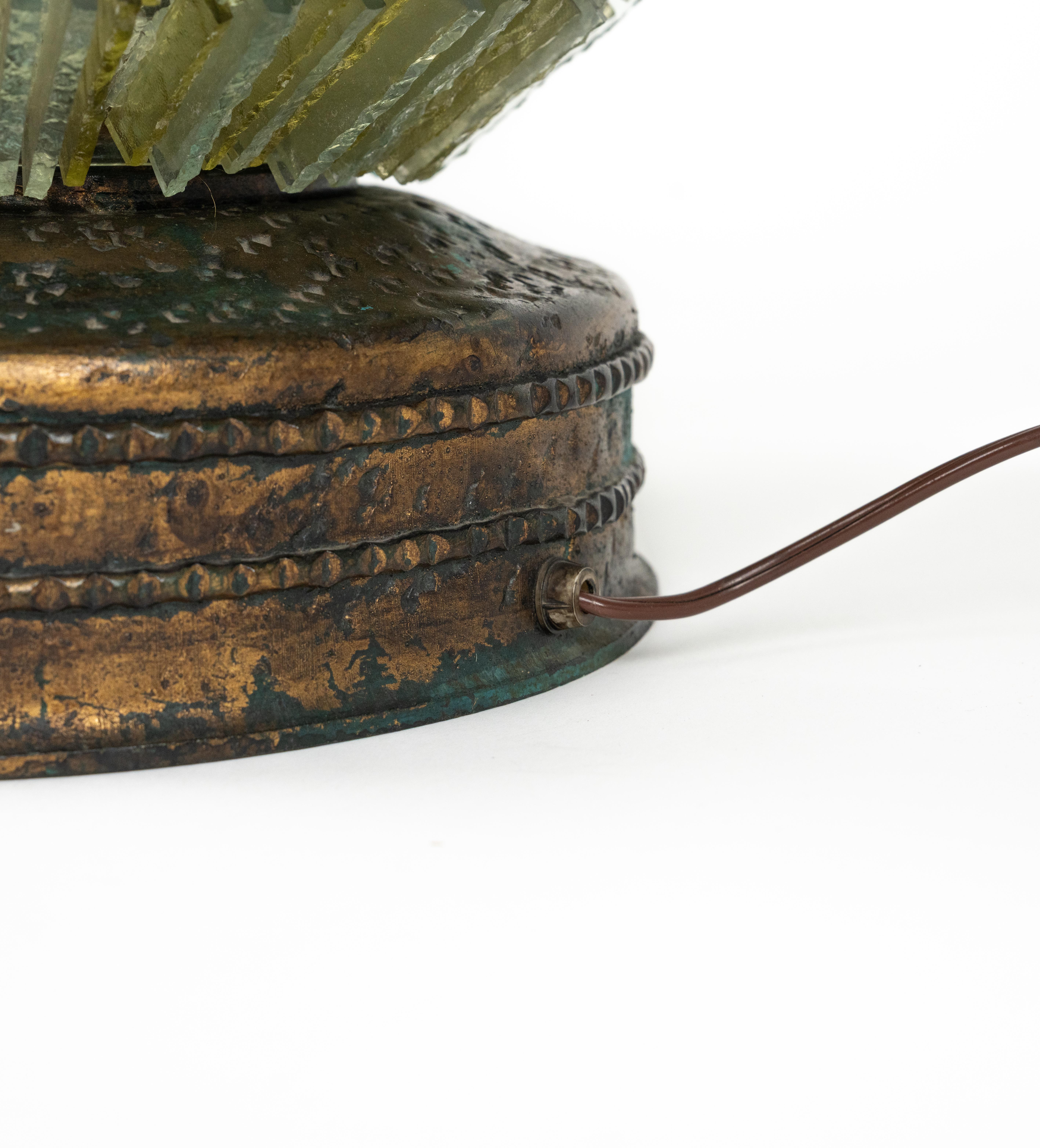 Martellato Lampada da tavolo brutalista in ferro e vetro martellato di Biancardi and Jordan, Italia anni '70 in vendita