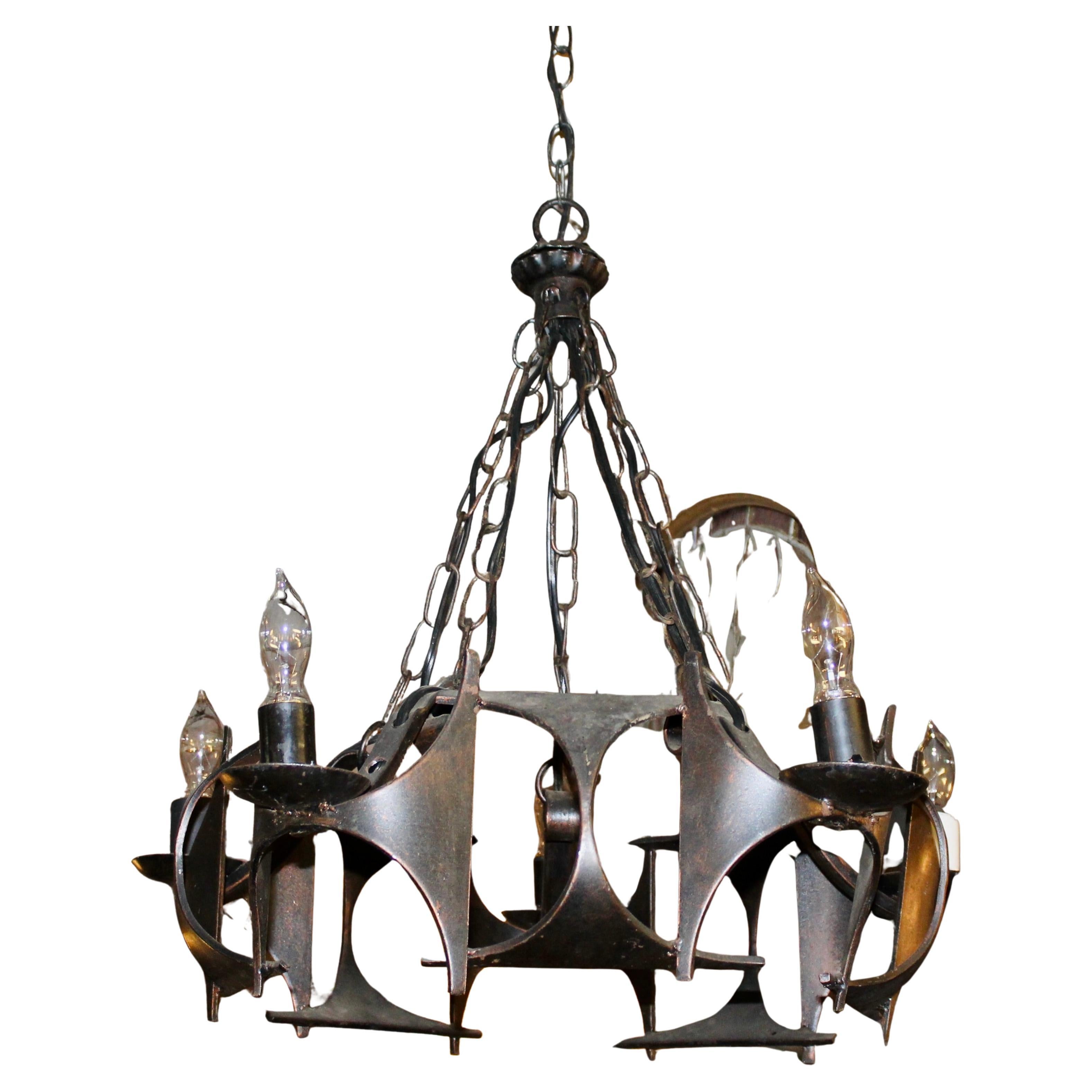 Lampadario brutalista in ferro