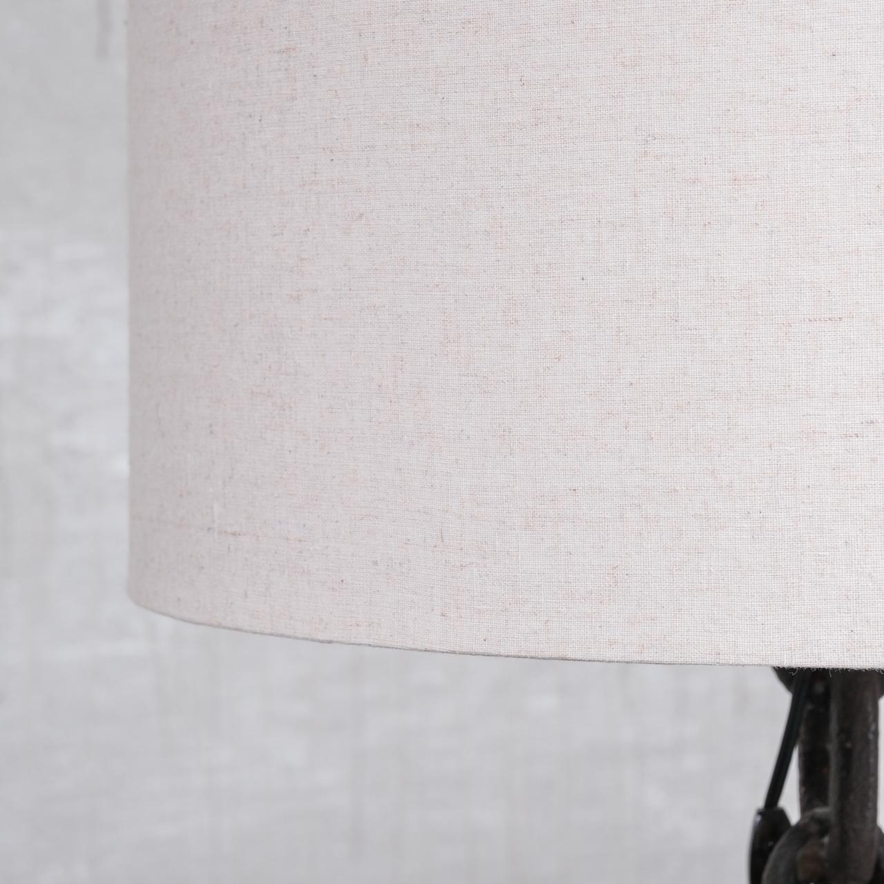 Français Lampadaire français en fer brutaliste du milieu du siècle dernier