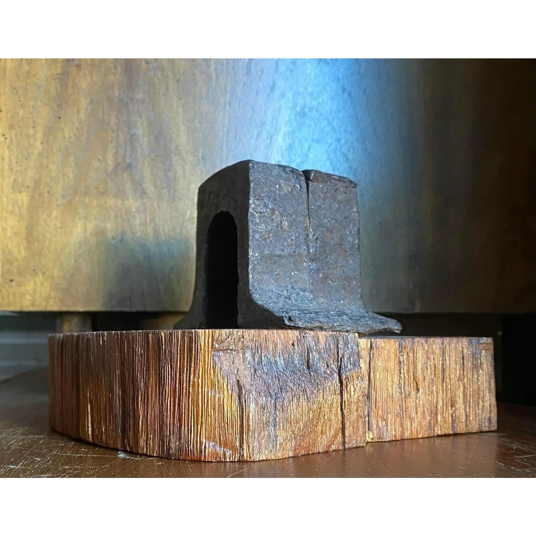 Una coppia scultorea e pesante di reggilibri in acciaio e legno forgiati a mano, realizzati negli anni '70 ed evocativi dell'iconica estetica artigianale di Wood Wood. Questi pezzi unici fondono il design brutalista con il calore dei materiali