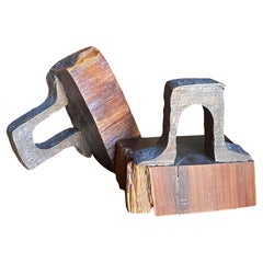 Reggilibri brutalisti in ferro e Wood pietrificato
