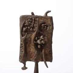 Sculpture brutaliste en fer et acier intitulée "Reliquaire" signée Lindsey Decker