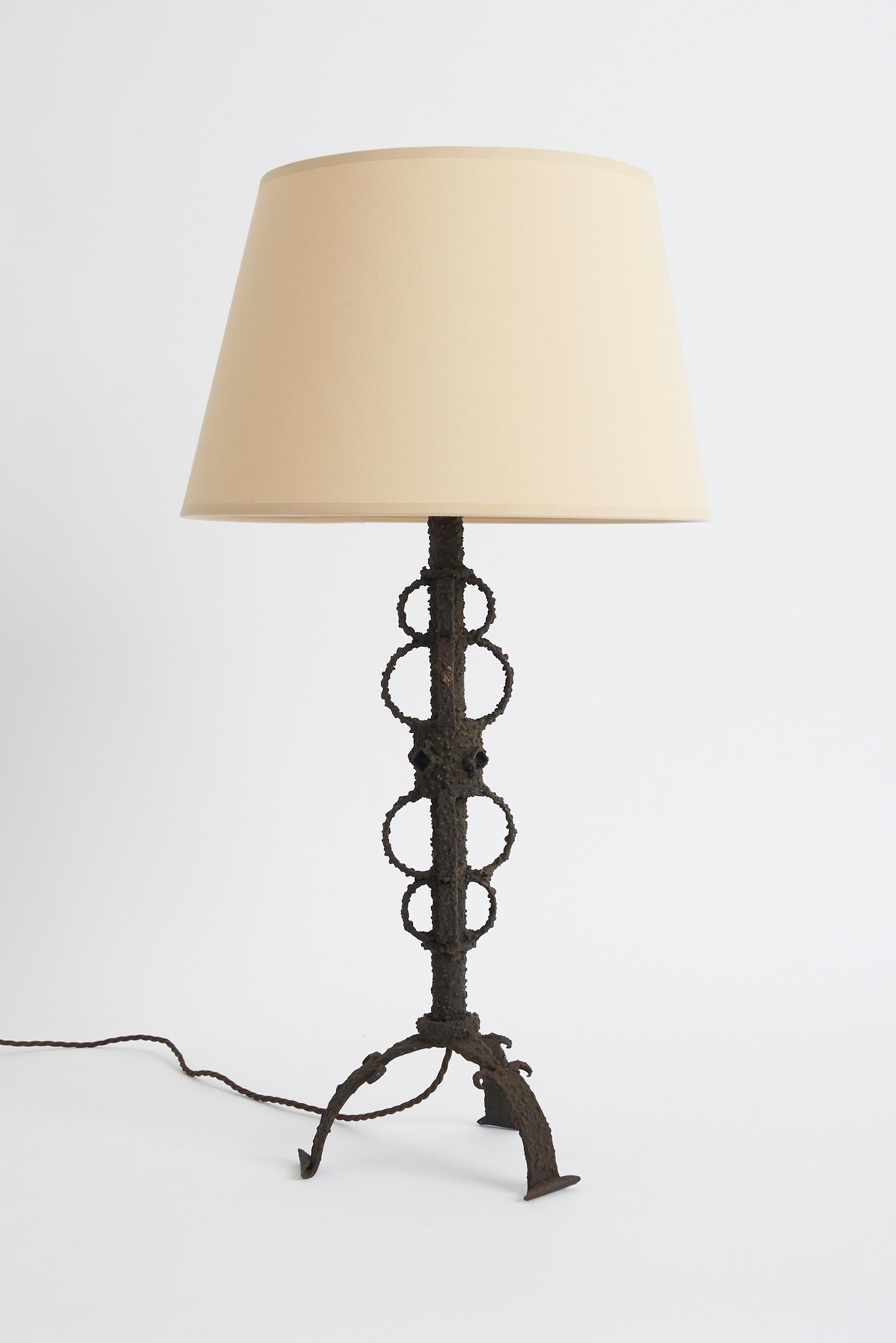 A Brutalist wrought iron table lamp.
Spain, mid 20th Century
With the shade: 75 cm high by 35.5 cm diameter
Lamp base only: 57 cm high by 22 cm diameter