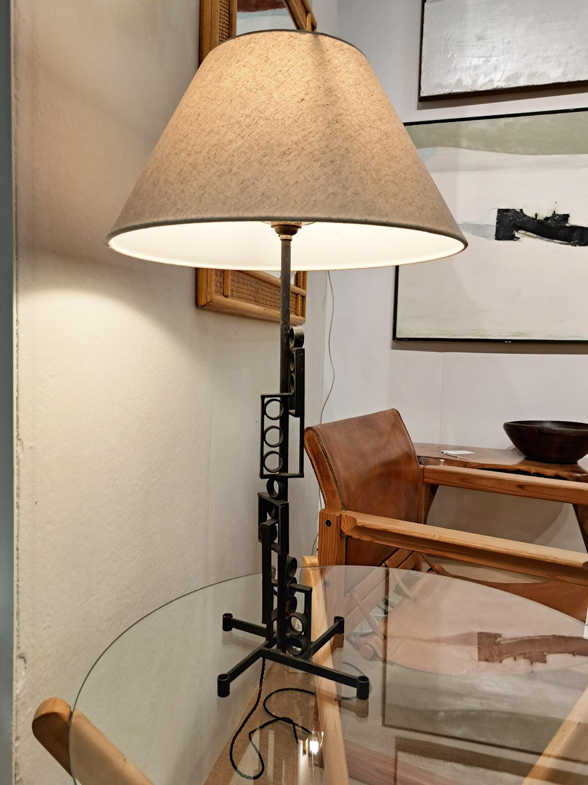 A lovely and unusual brutalist design style table lamp, in black iron. Depicting geometric shapes. very elegant. France, 1970s. Rewired. Including shades.
