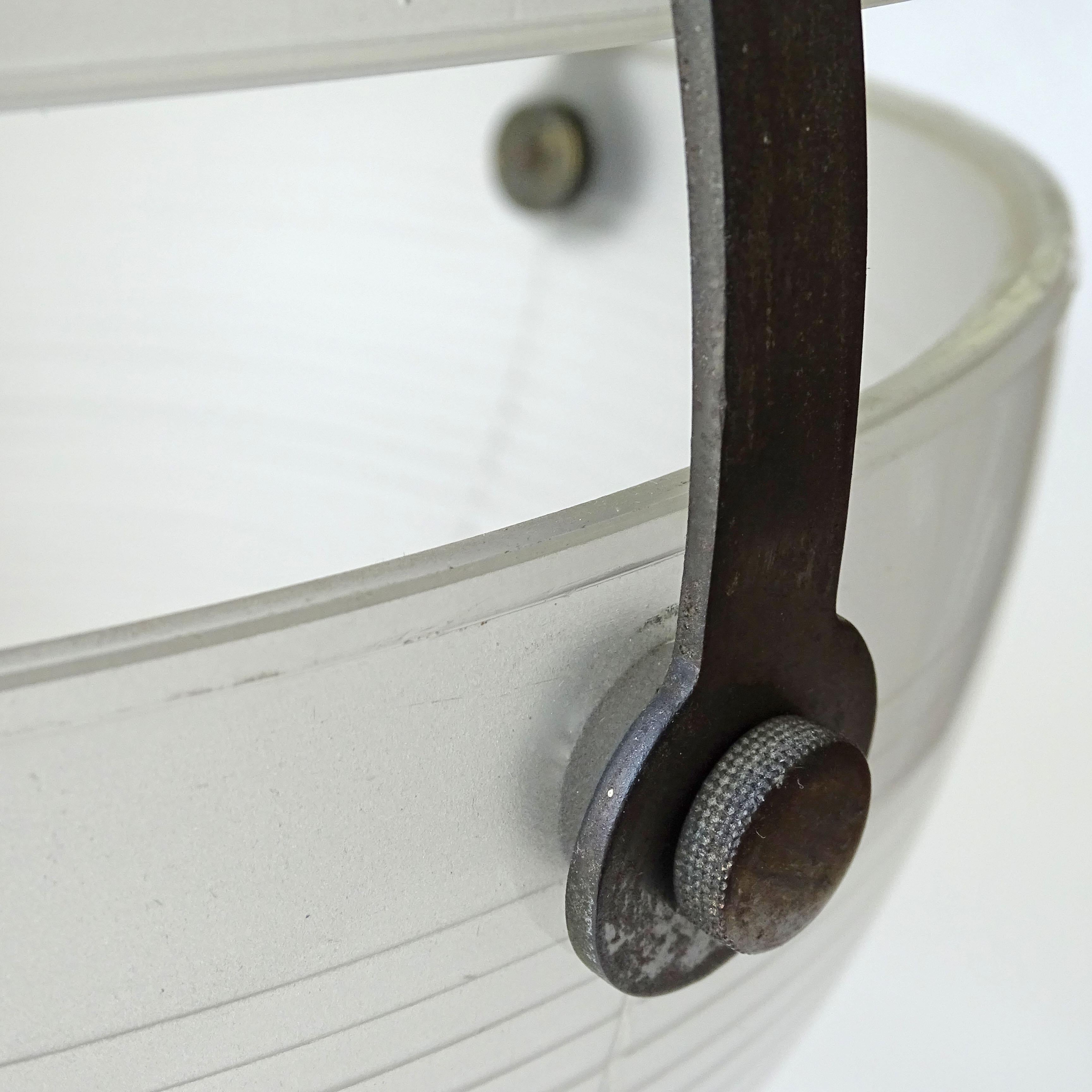Lampada da soffitto brutalista italiana degli anni '60 in nichel e vetro pressato.
