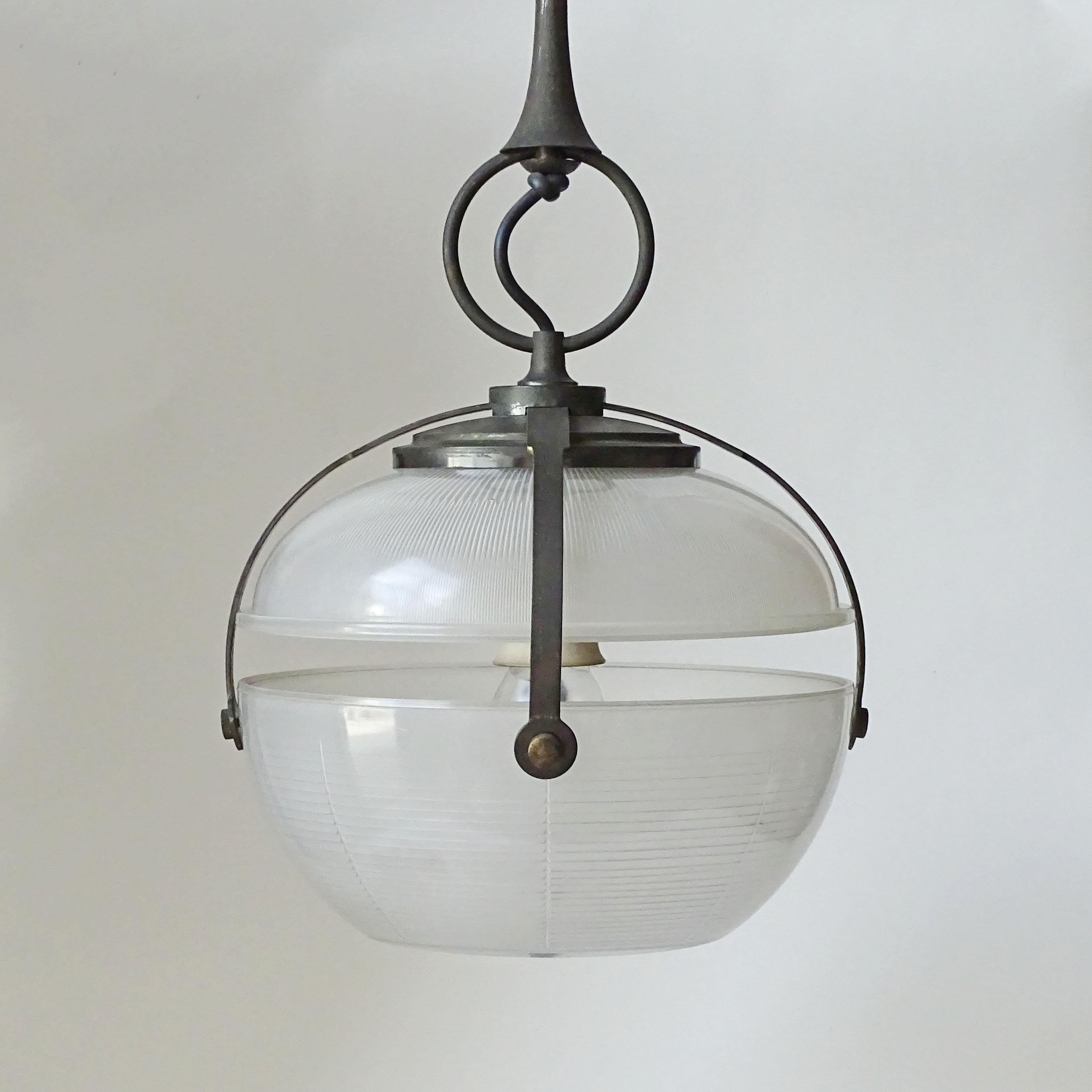 Italiano Lampada da soffitto brutalista italiana degli anni '60 in nichel e vetro pressato in vendita