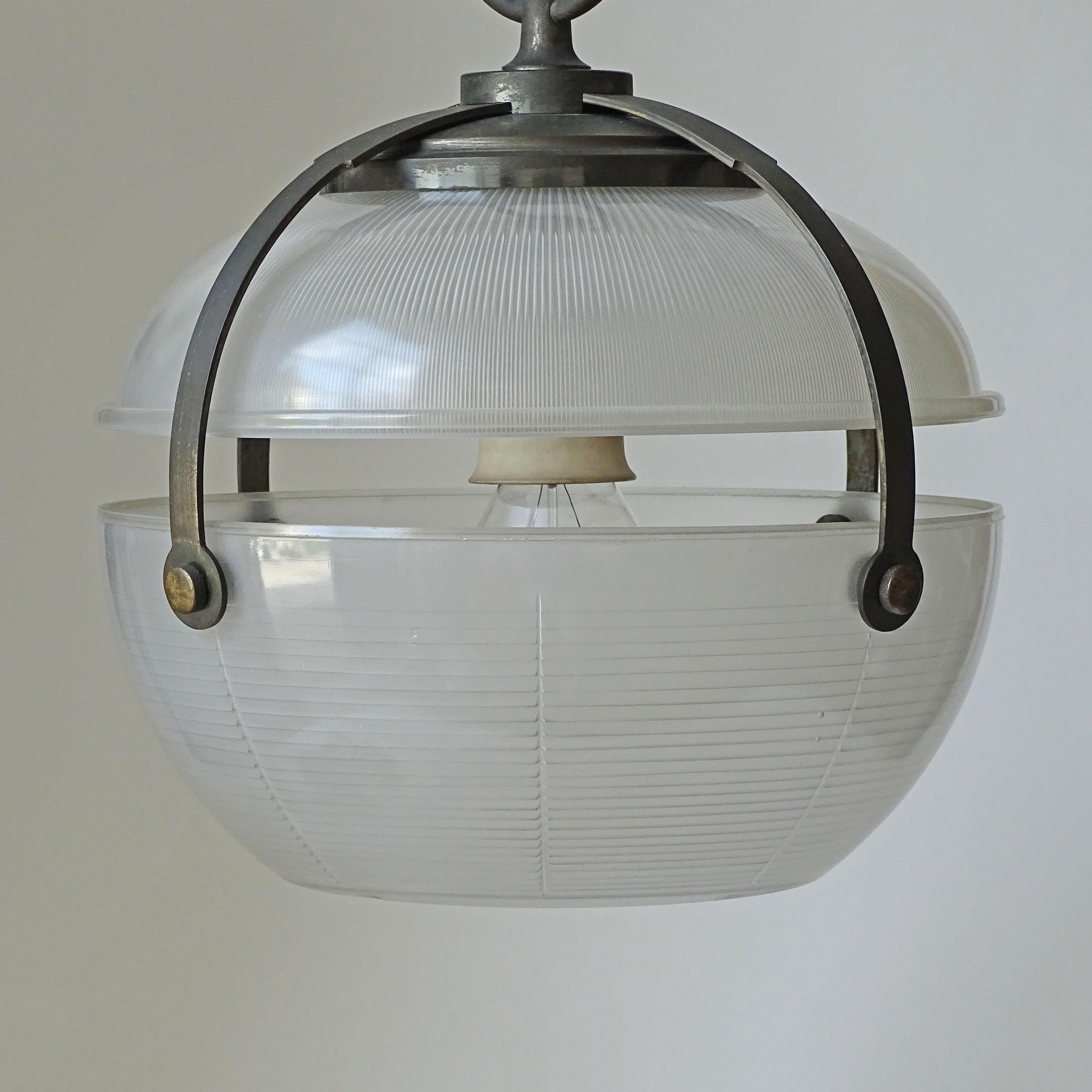 Lampada da soffitto brutalista italiana degli anni '60 in nichel e vetro pressato In condizioni buone in vendita a Milan, IT