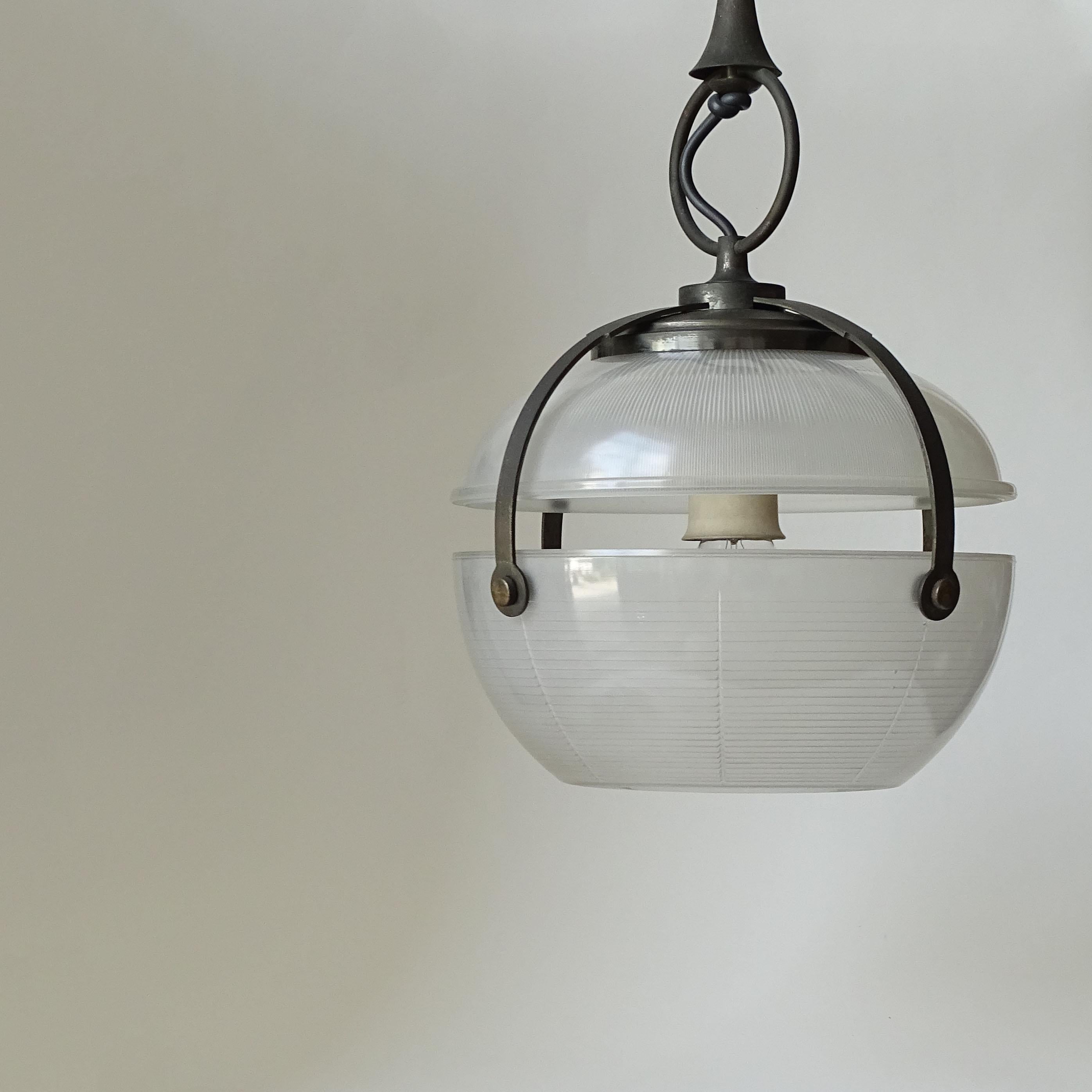 Metà XX secolo Lampada da soffitto brutalista italiana degli anni '60 in nichel e vetro pressato in vendita