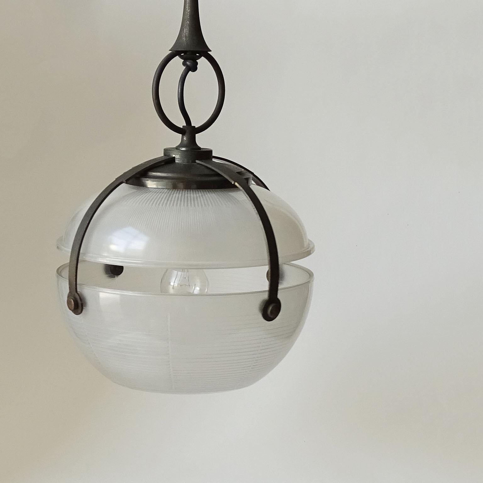 Vetro Lampada da soffitto brutalista italiana degli anni '60 in nichel e vetro pressato in vendita